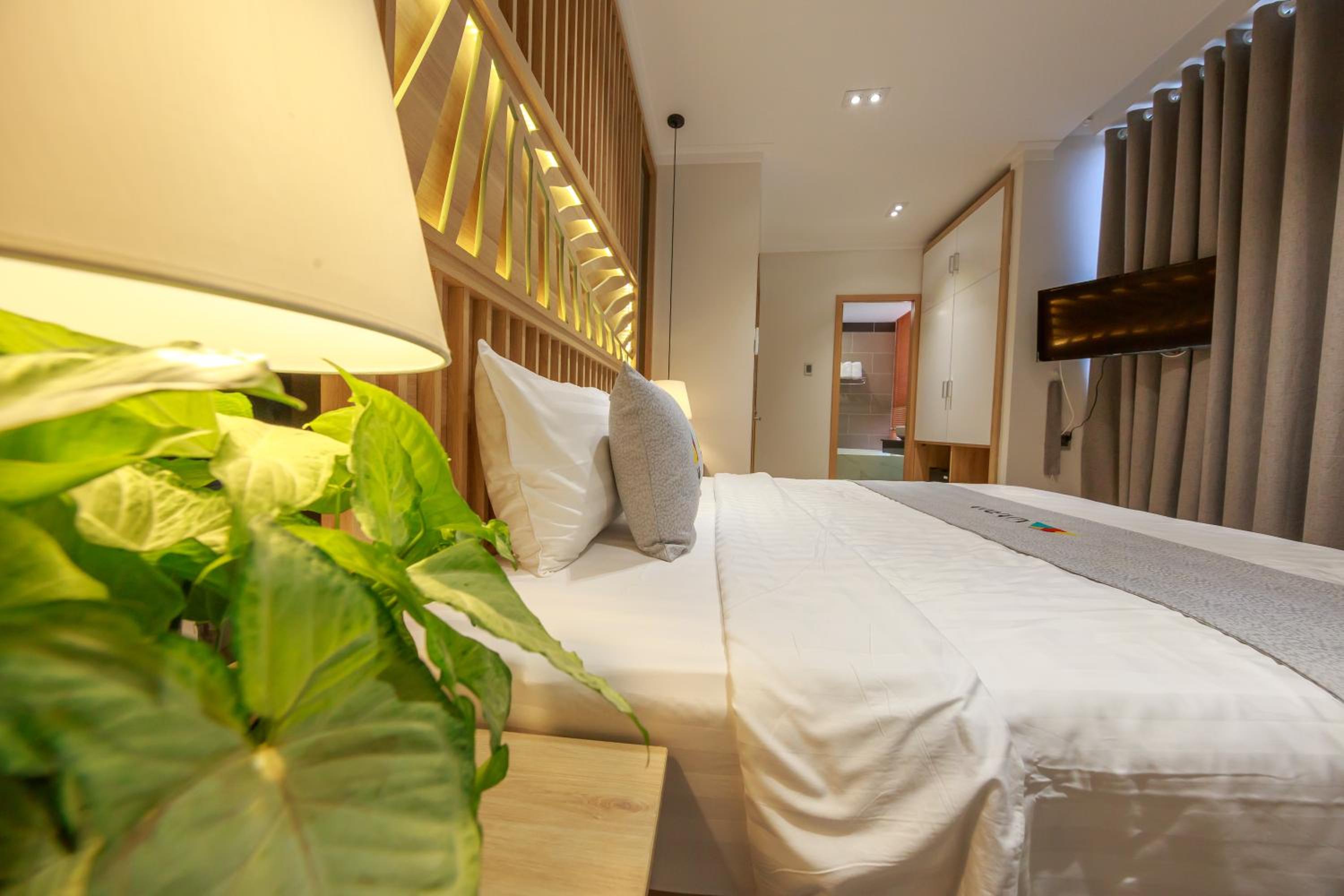 Deluxe King Room - Photo 2