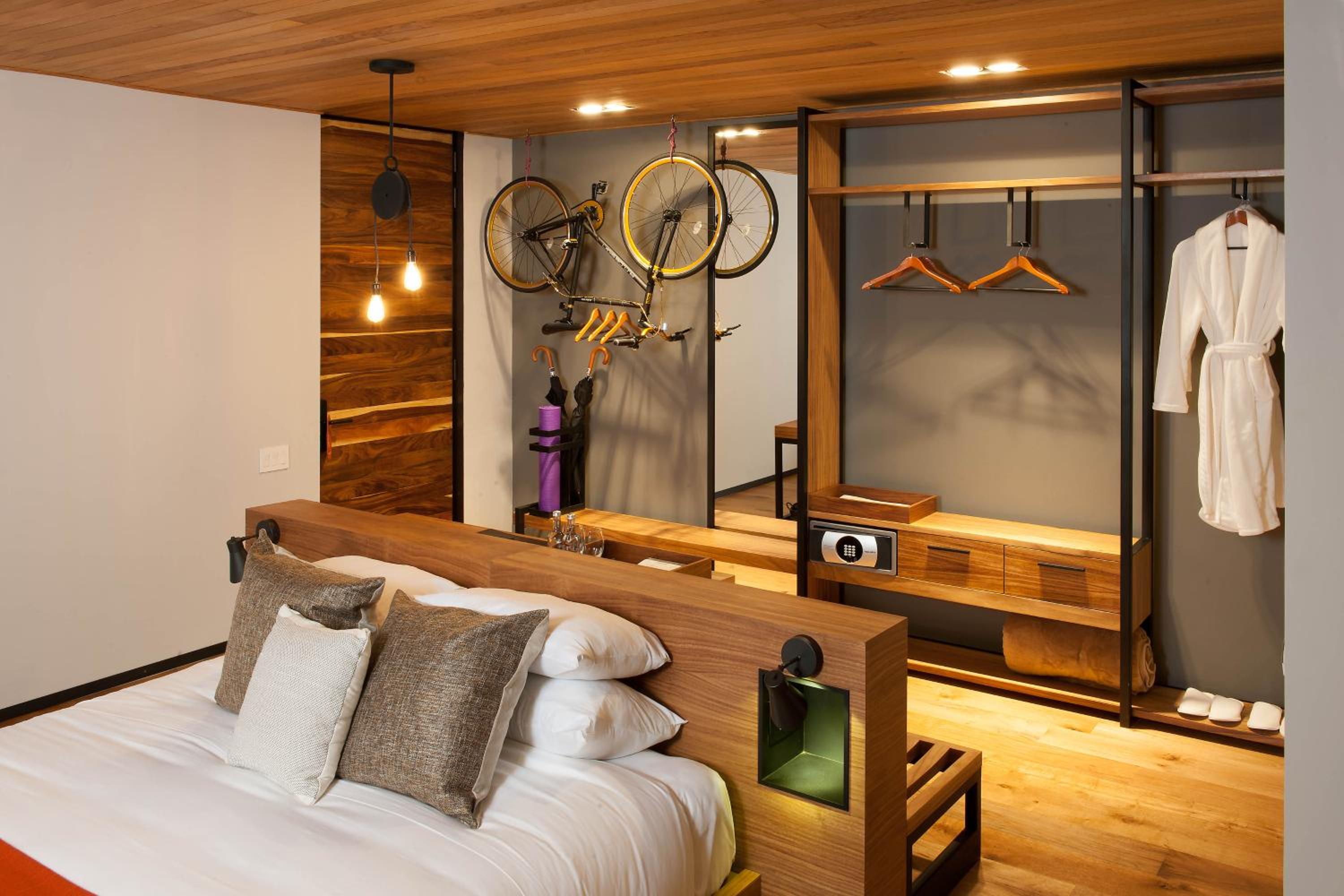 Deluxe King Suite - Photo 7