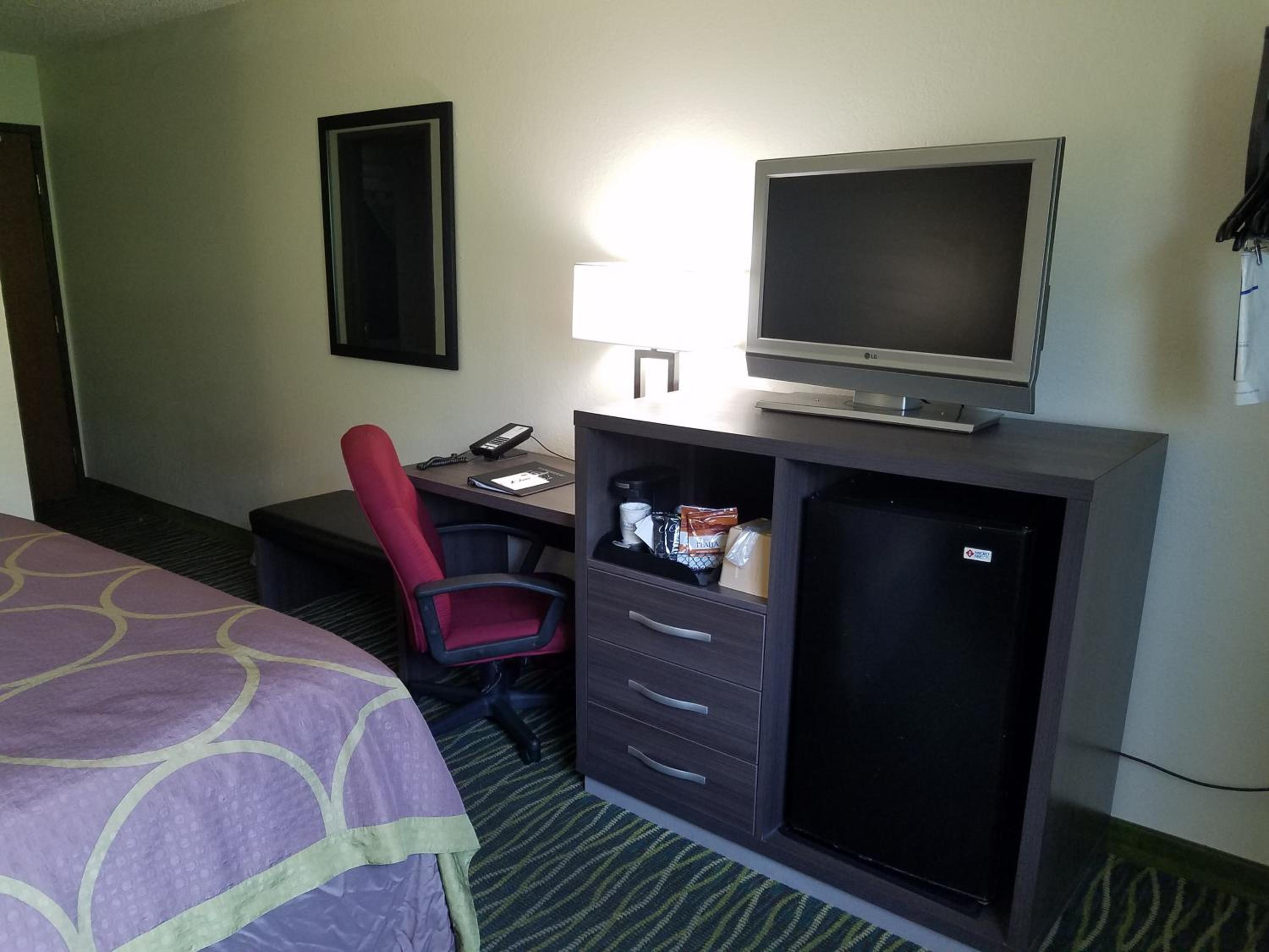 Queen Room with Two Queen Beds - Non-Smoking - Photo 10