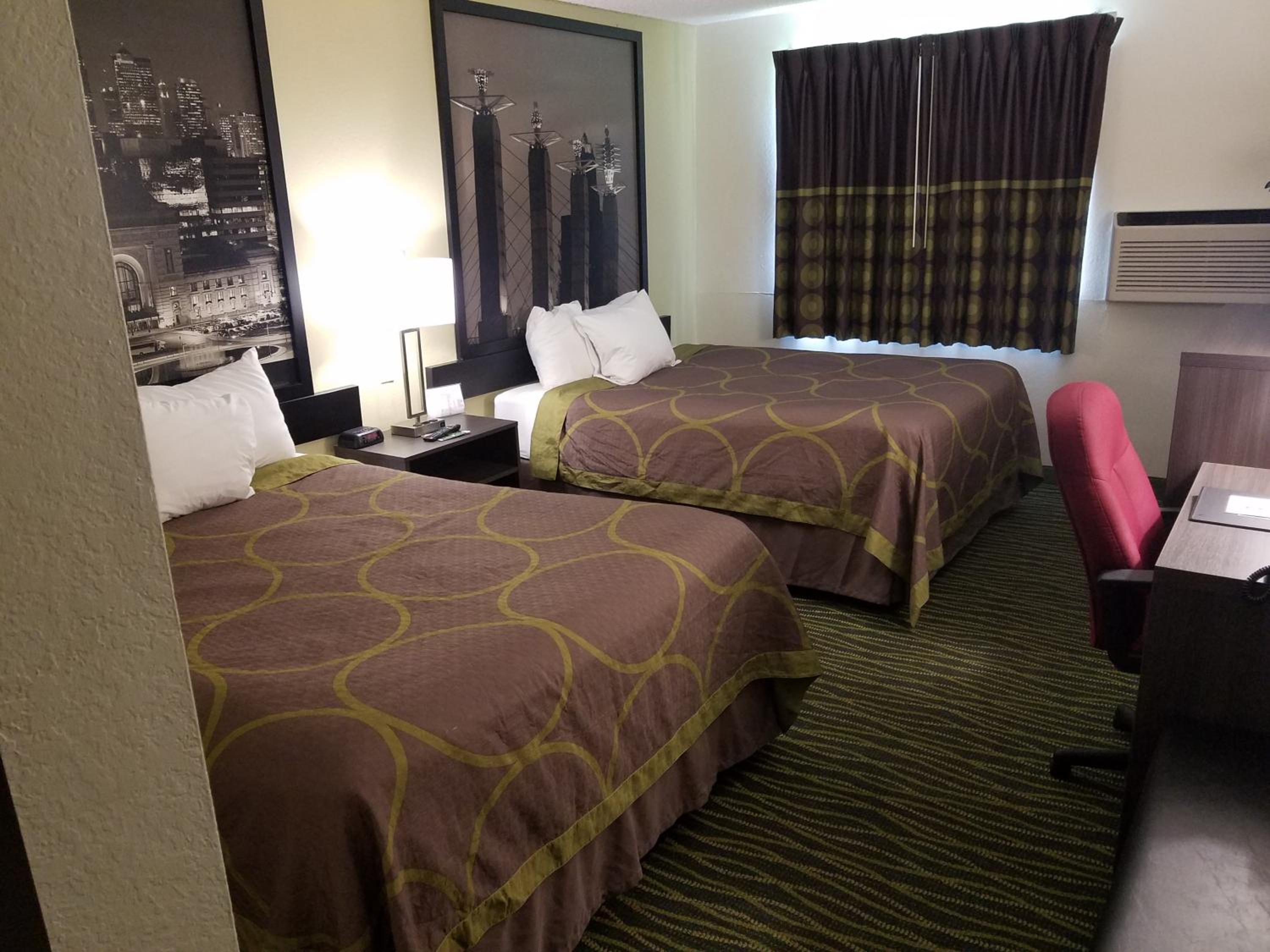 Queen Room with Two Queen Beds - Non-Smoking - Photo 3