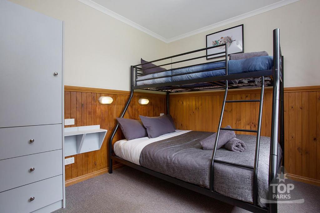 Deluxe Two-Bedroom Cabin photo 2
