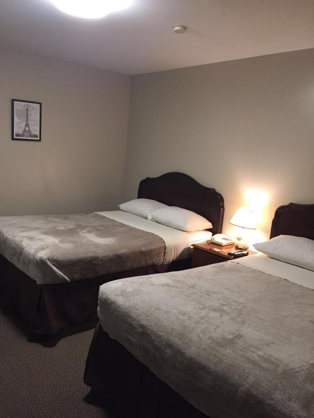 Standard Queen Room with Two Queen Beds photo 2