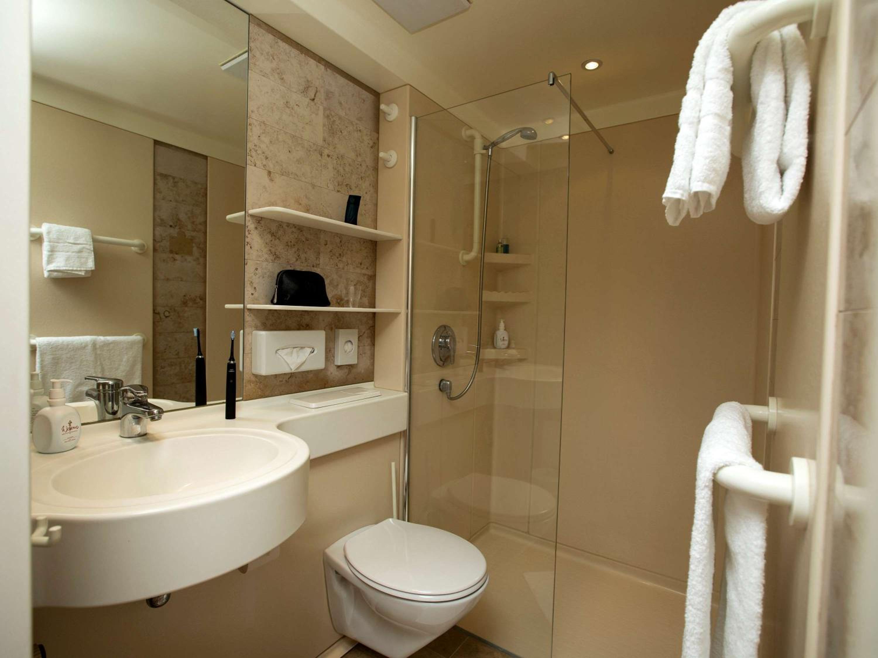 Twin Room thumbnail 6