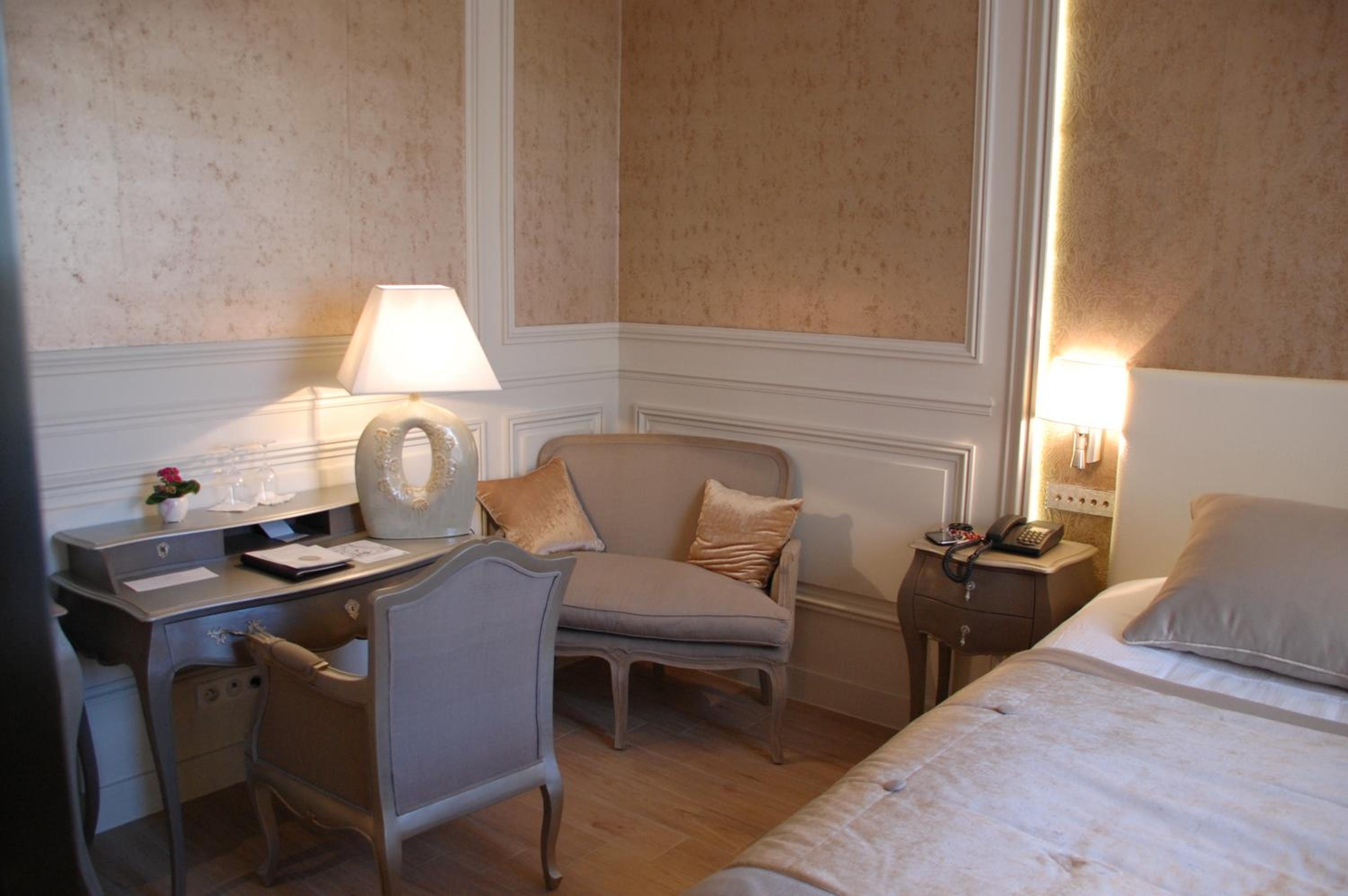 Deluxe Queen Room - Non-Smoking - Photo 2