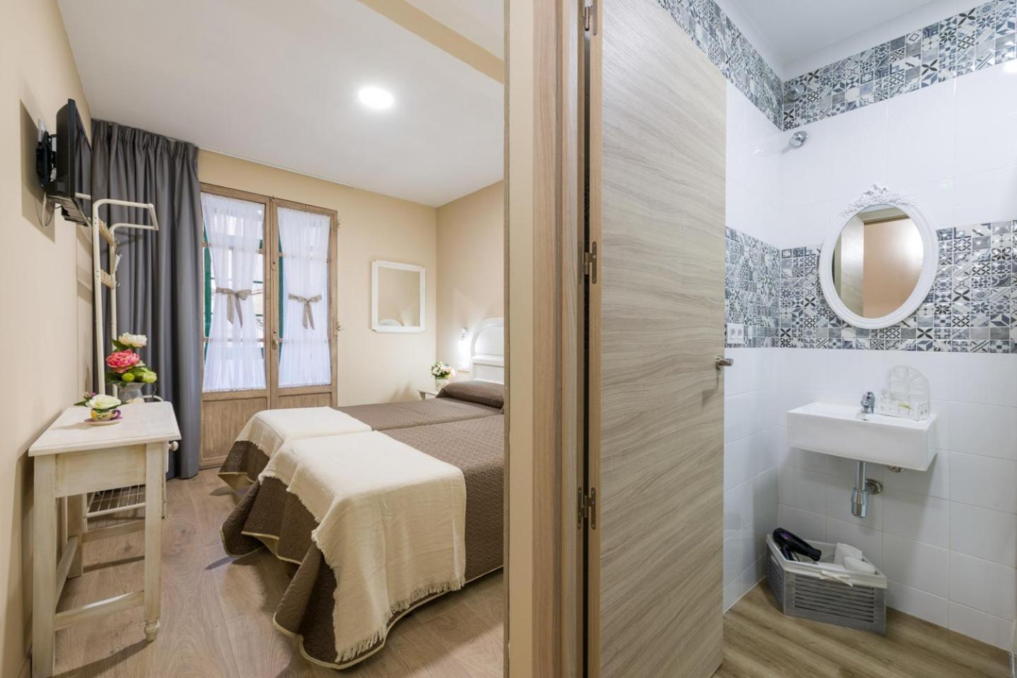 Twin Room with Private Bathroom photo 3