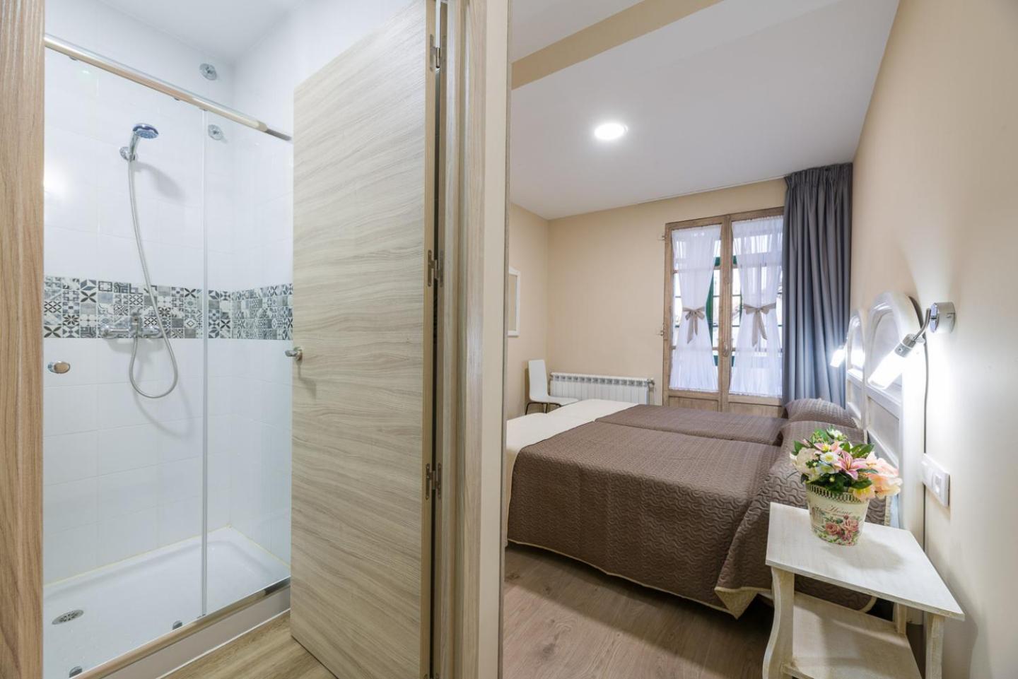 Twin Room with Private Bathroom photo 2