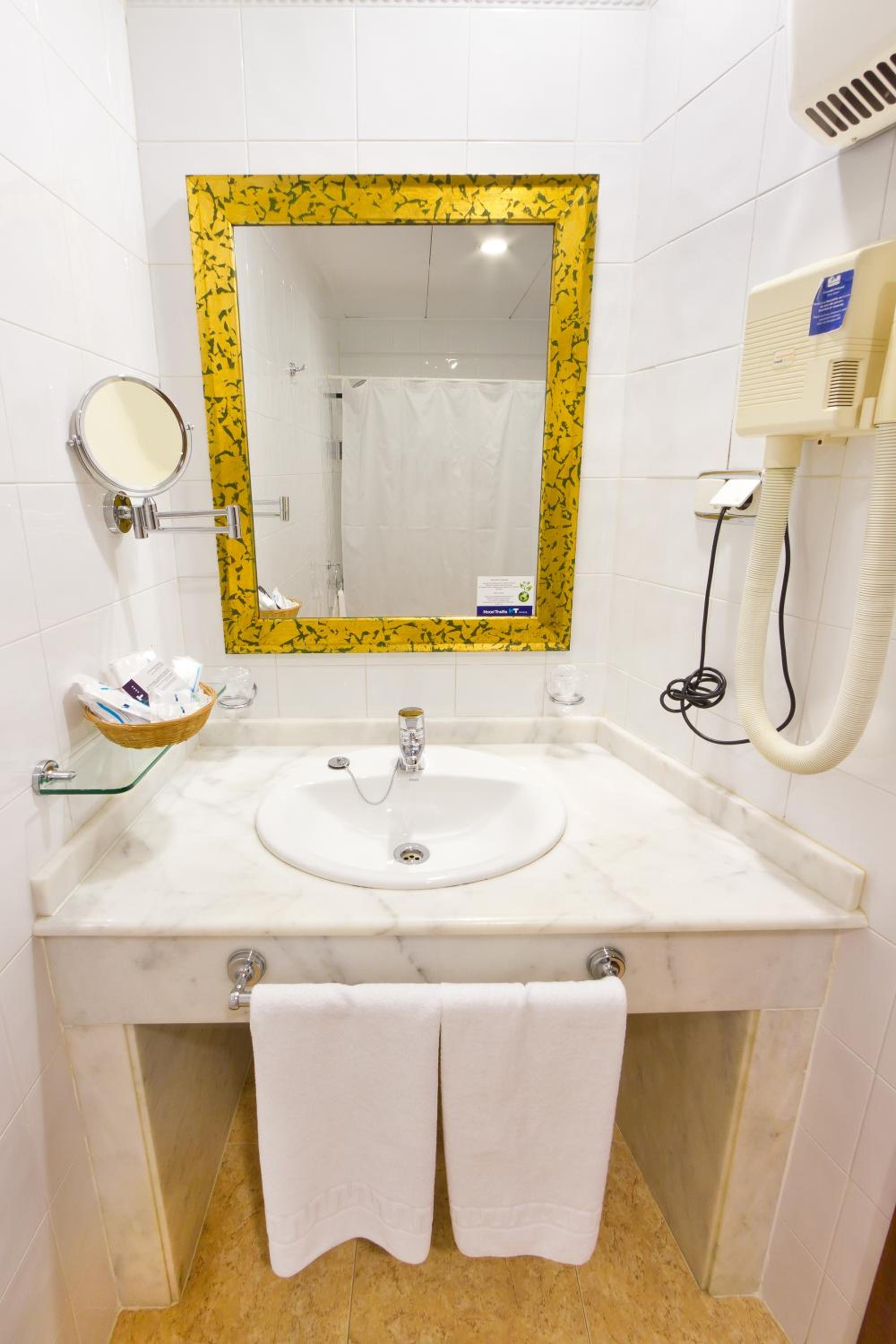 Double or Twin Room - Photo 2
