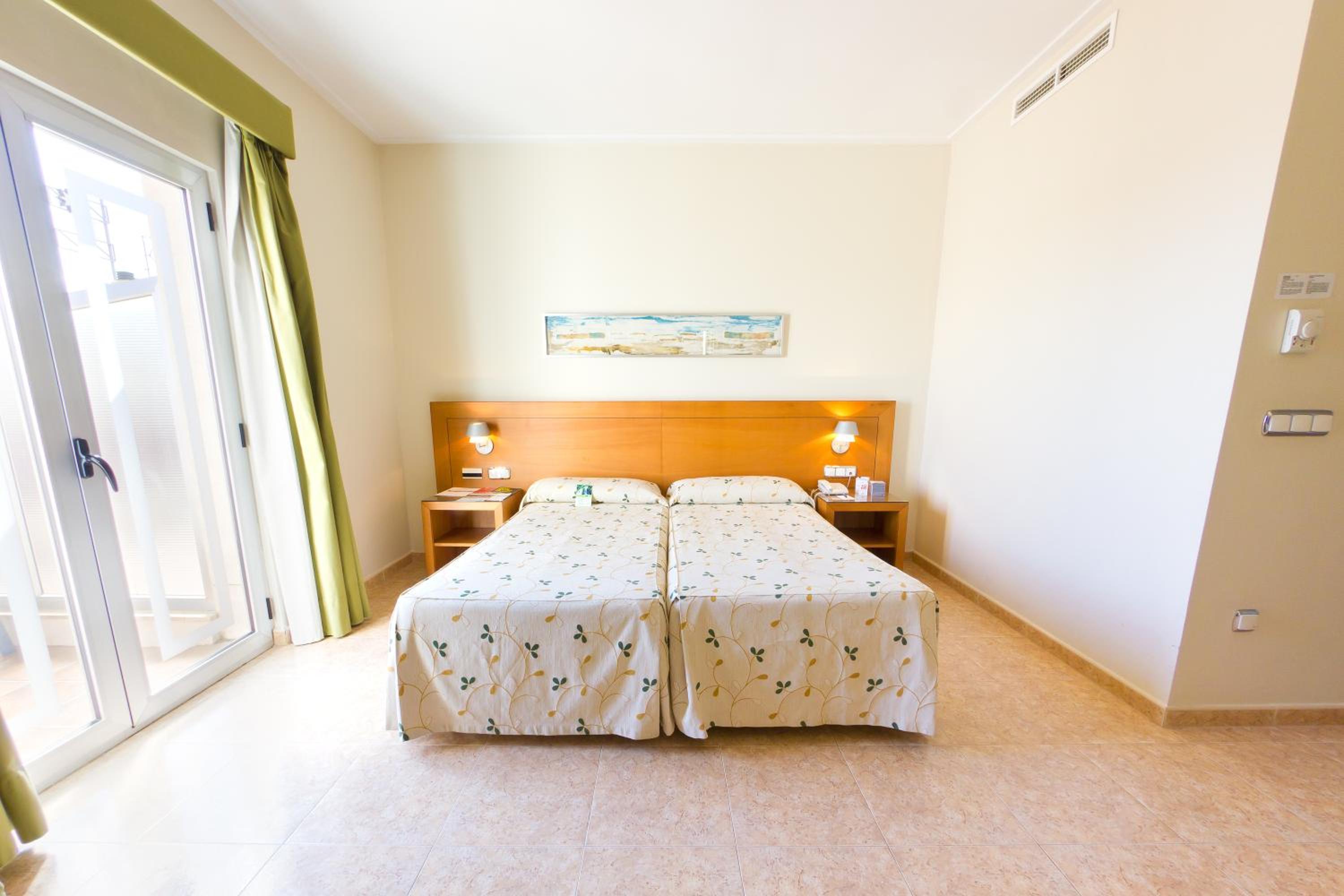 Double or Twin Room - Photo 6