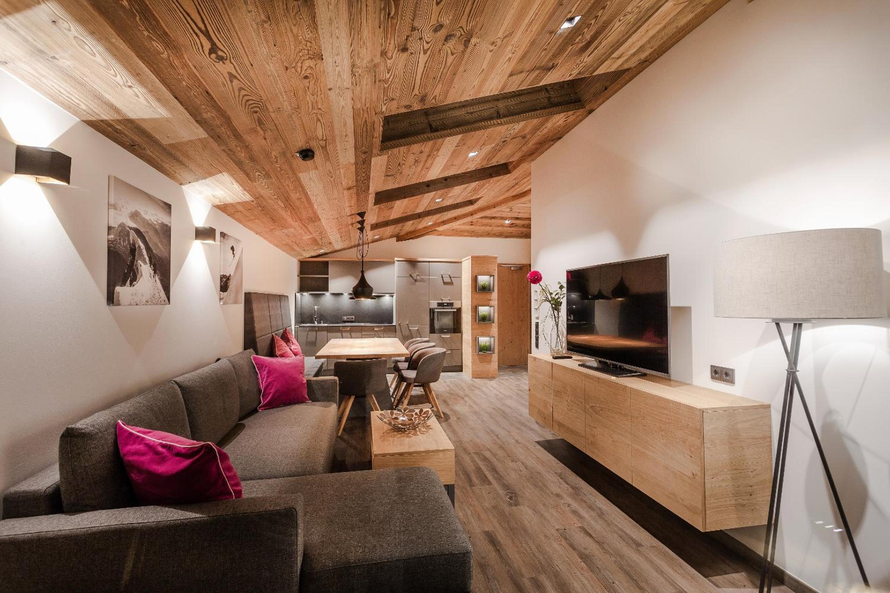 Two Bedroom Apartment with Balcony - Top 20