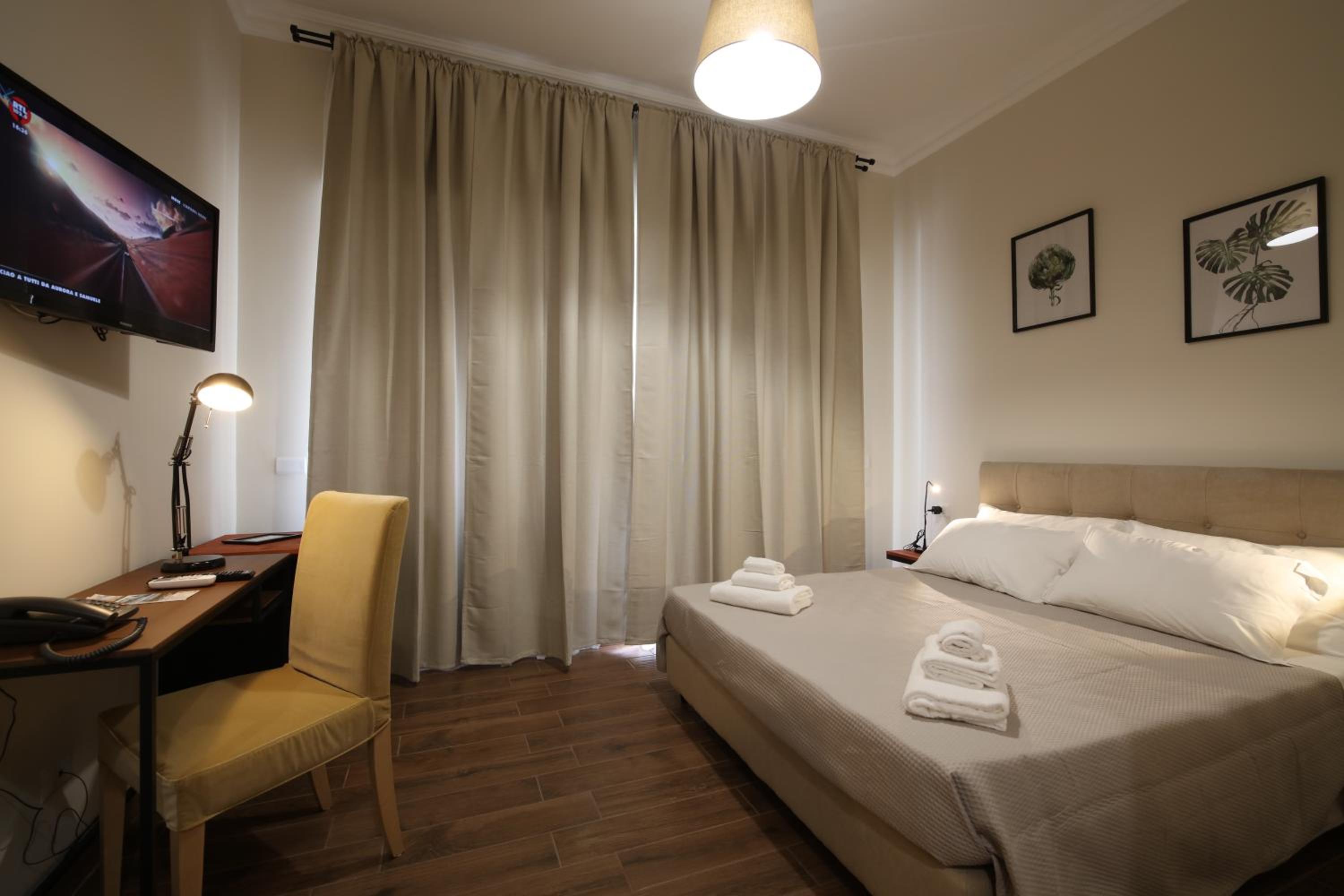 King Room with Balcony - Photo 6