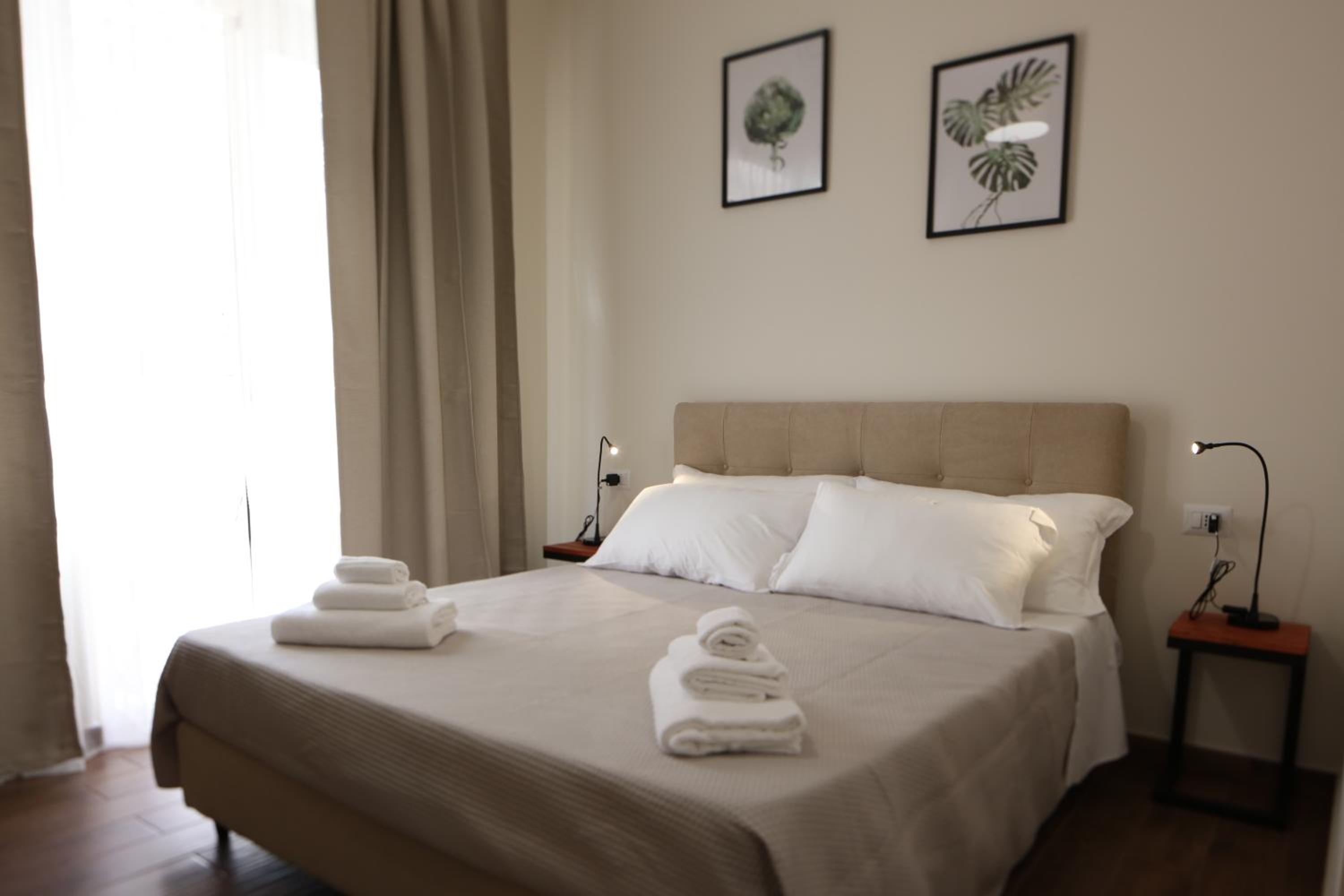 King Room with Balcony - Photo 8