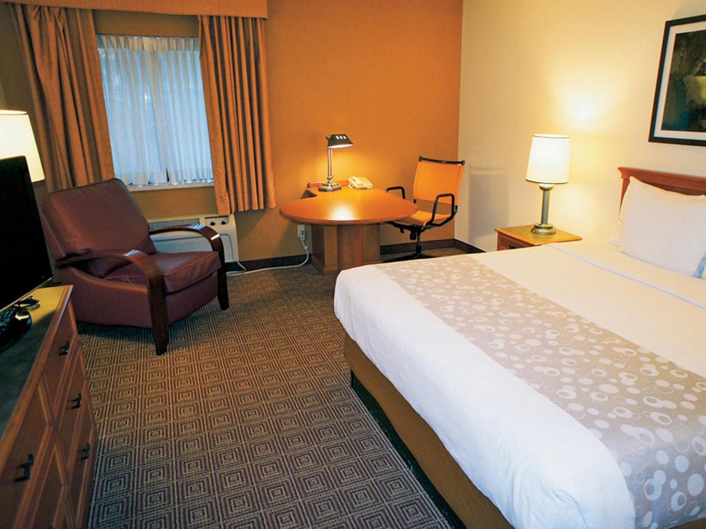 King Room - Non-Smoking - Photo 3