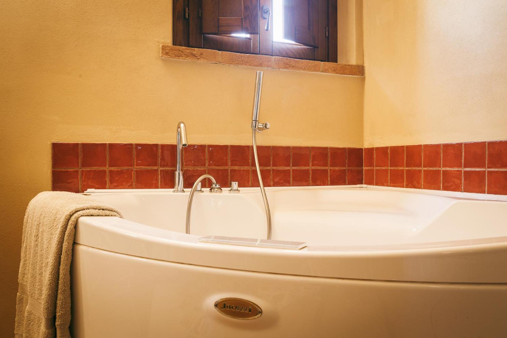 Double Room with Spa Bath - Photo 11