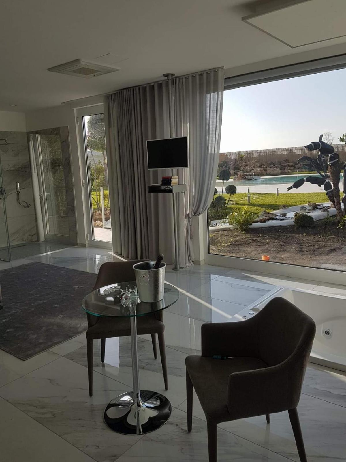Deluxe Suite with Spa Bath photo 1
