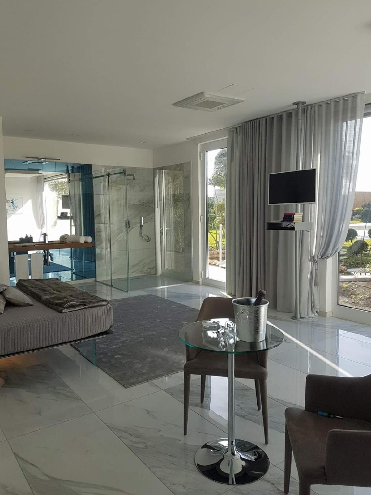 Deluxe Suite with Spa Bath photo 2