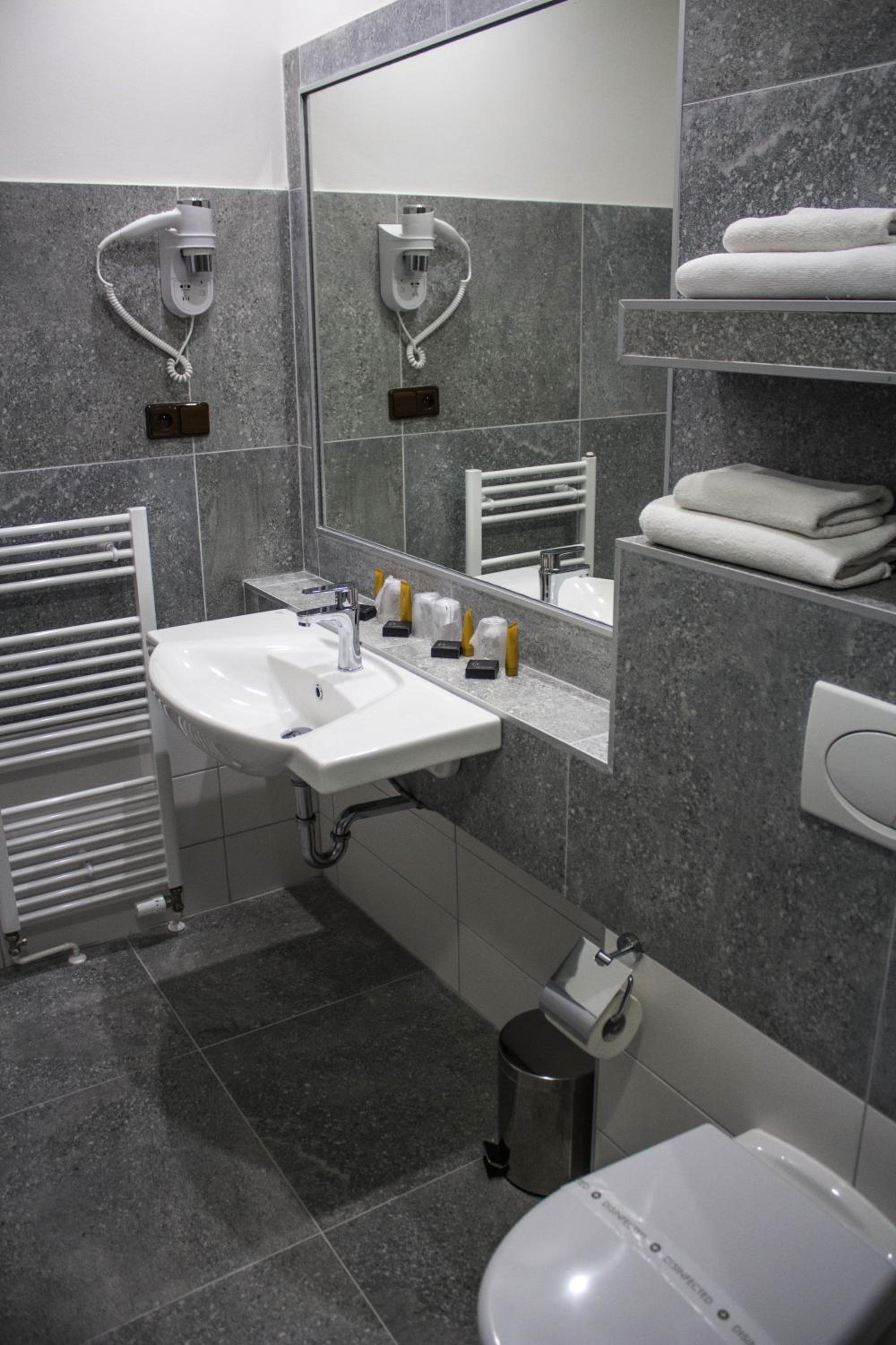 Double or Twin Room with Private Bathroom - Photo 2