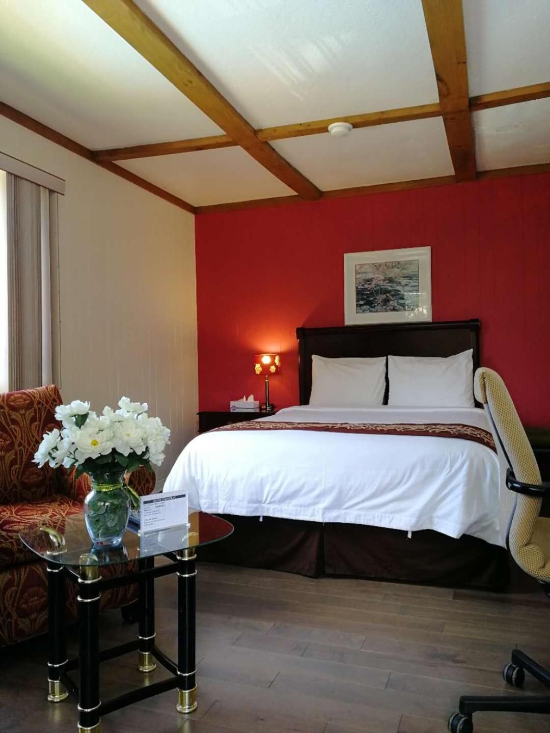 Superior Queen Room with Two Windows photo 2