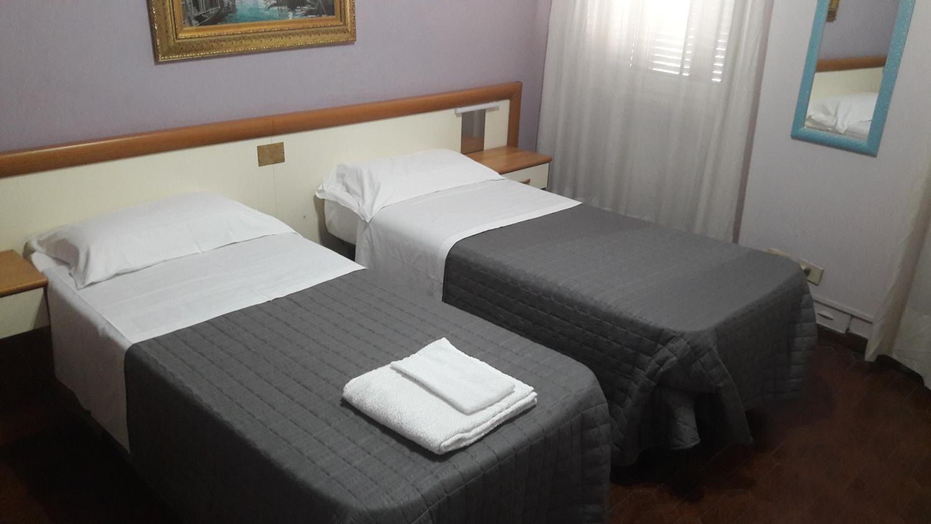 Economy Twin Room photo 1