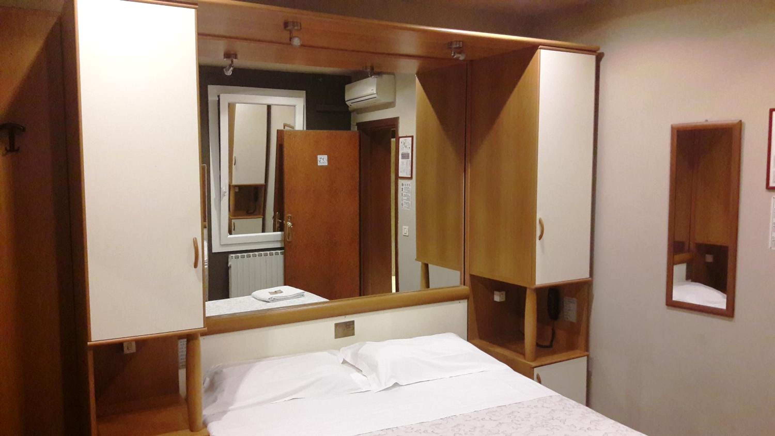 Economy Double Room photo 1