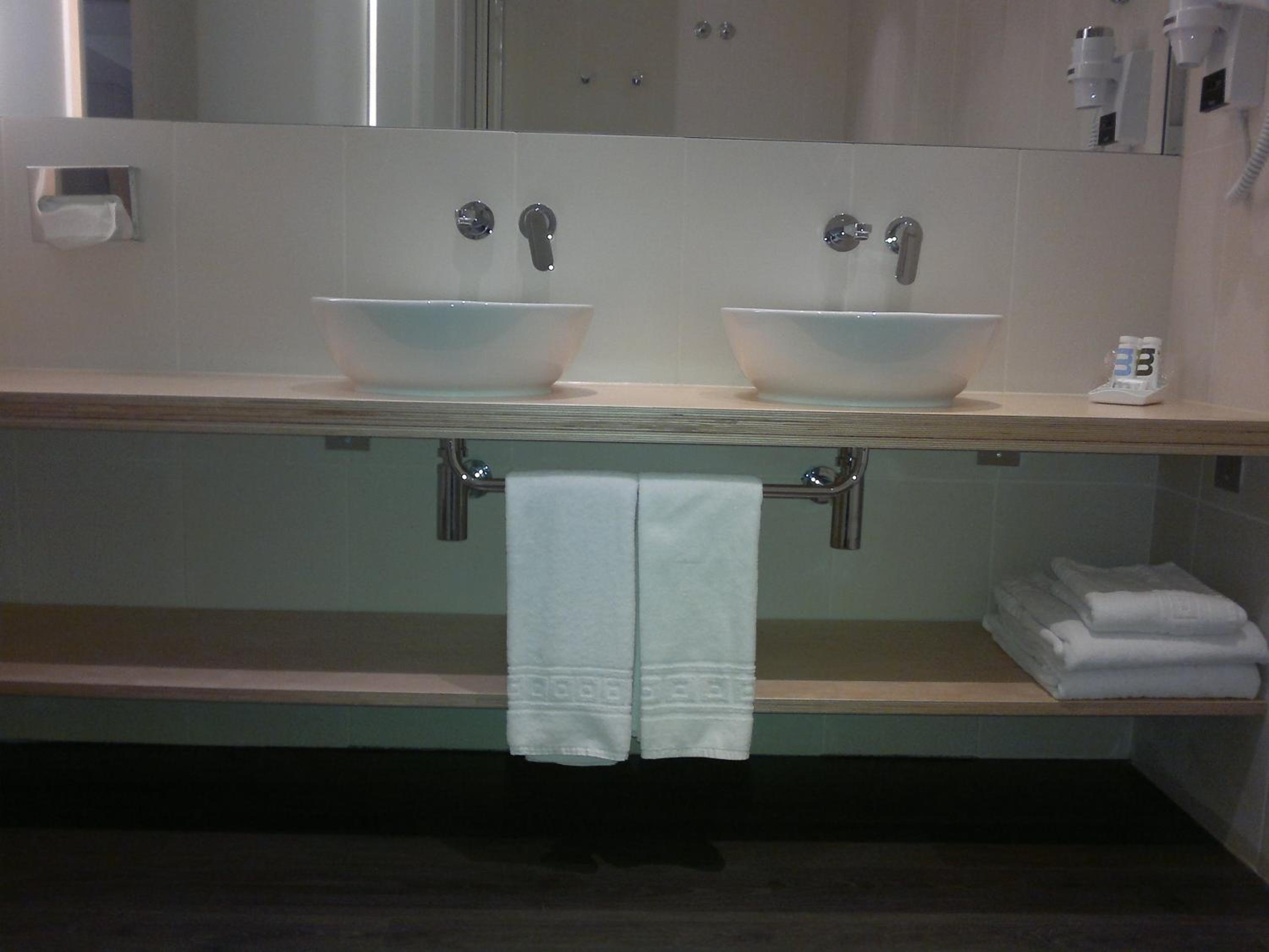 Superior Suite - Photo 11