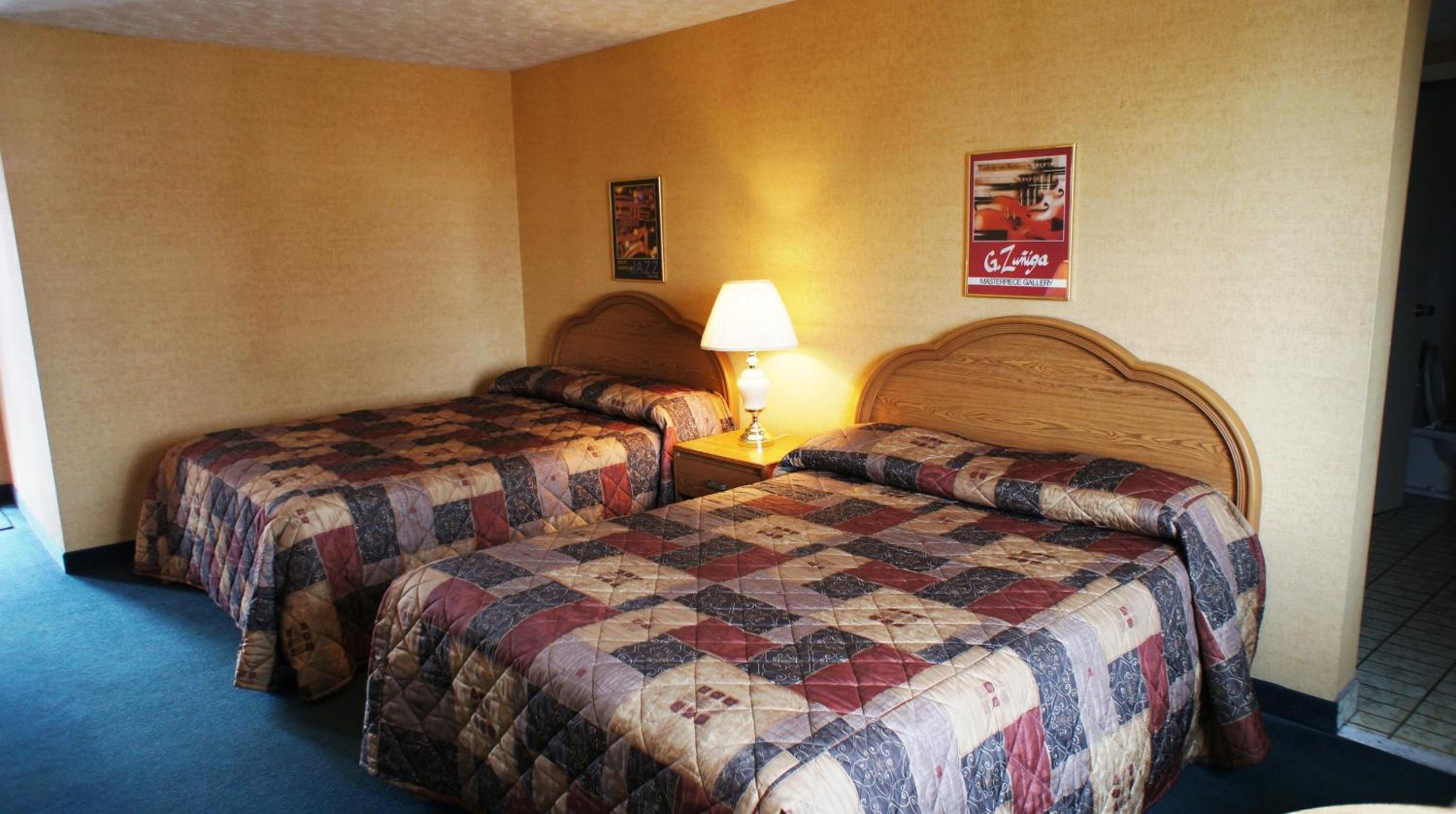 Queen Room with Two Queen Beds photo 1