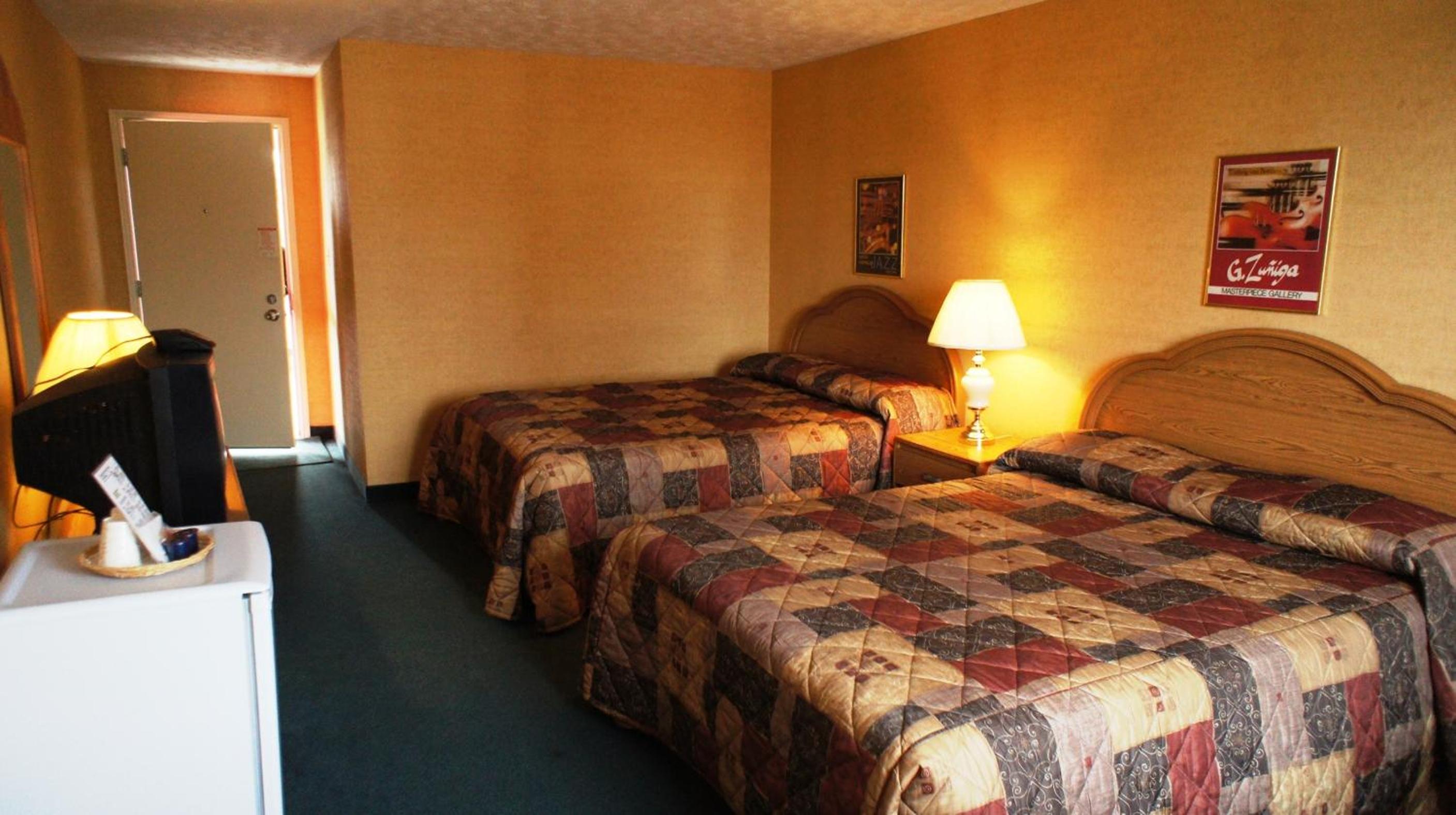Queen Room with Two Queen Beds photo 3