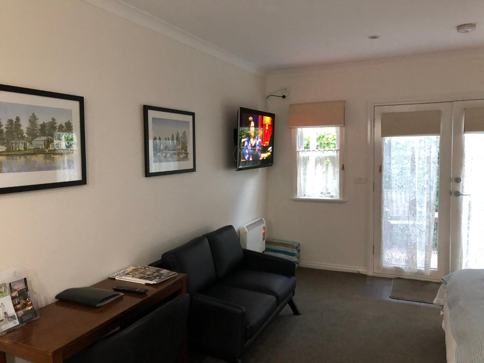 Studio Apartment with Courtyard photo 1