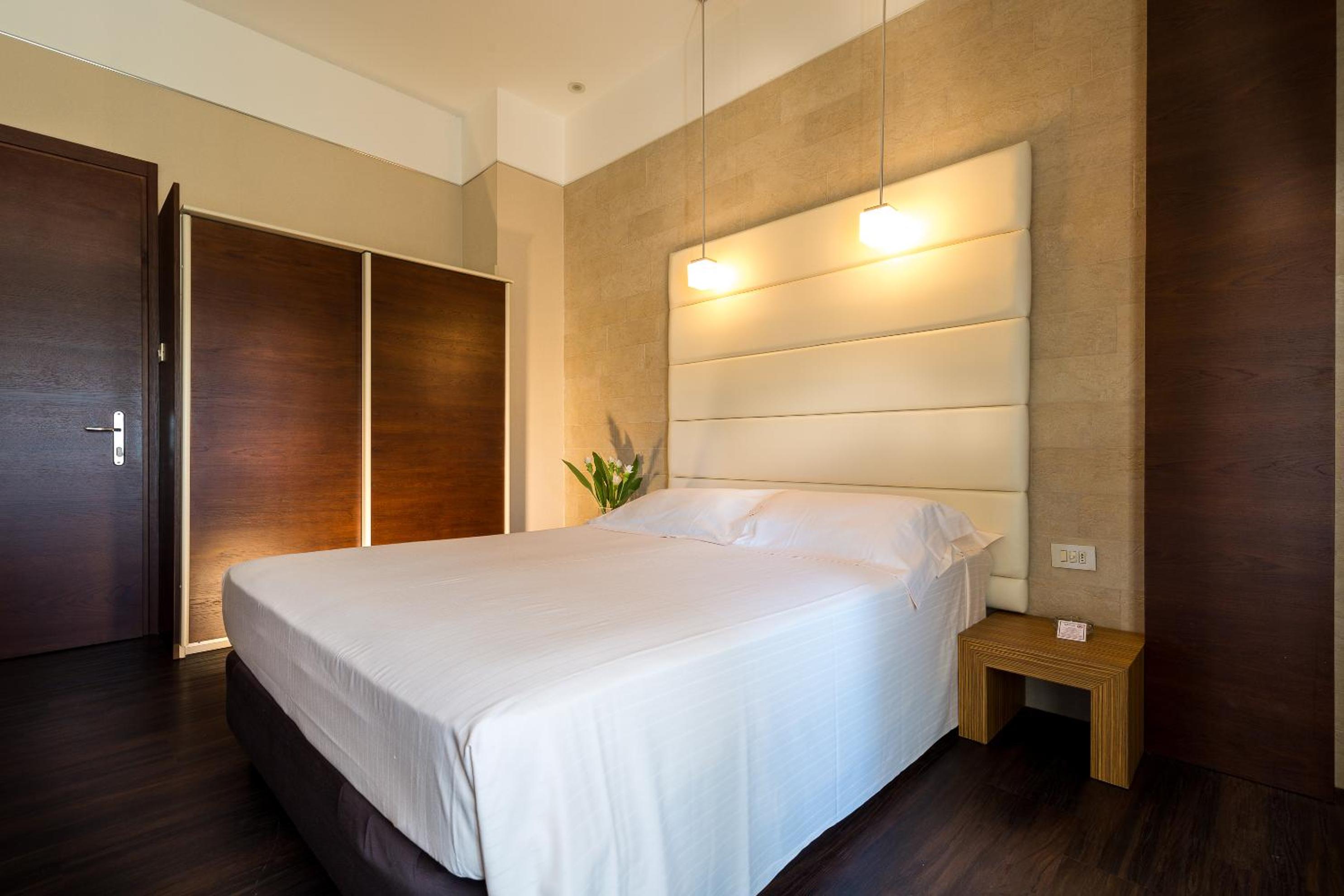 Deluxe Double or Twin Room - Photo 6