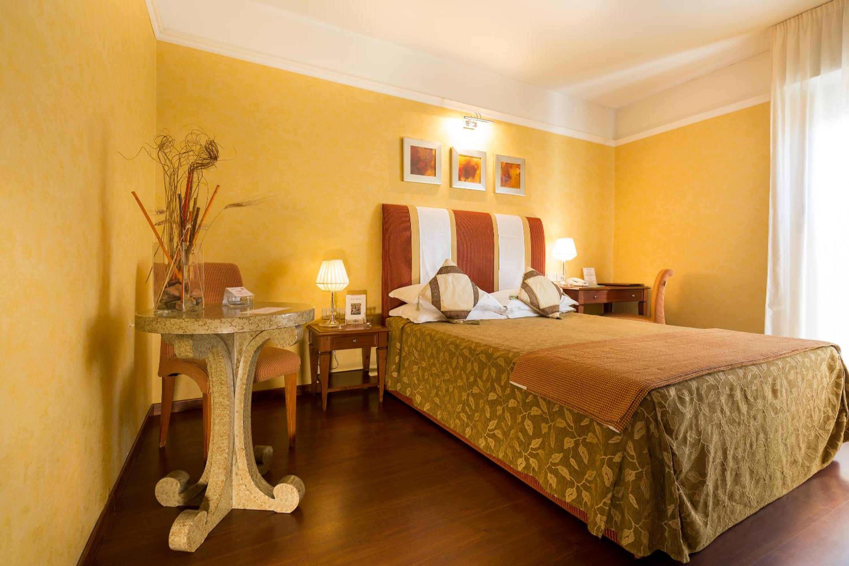 Double Room - Photo 5