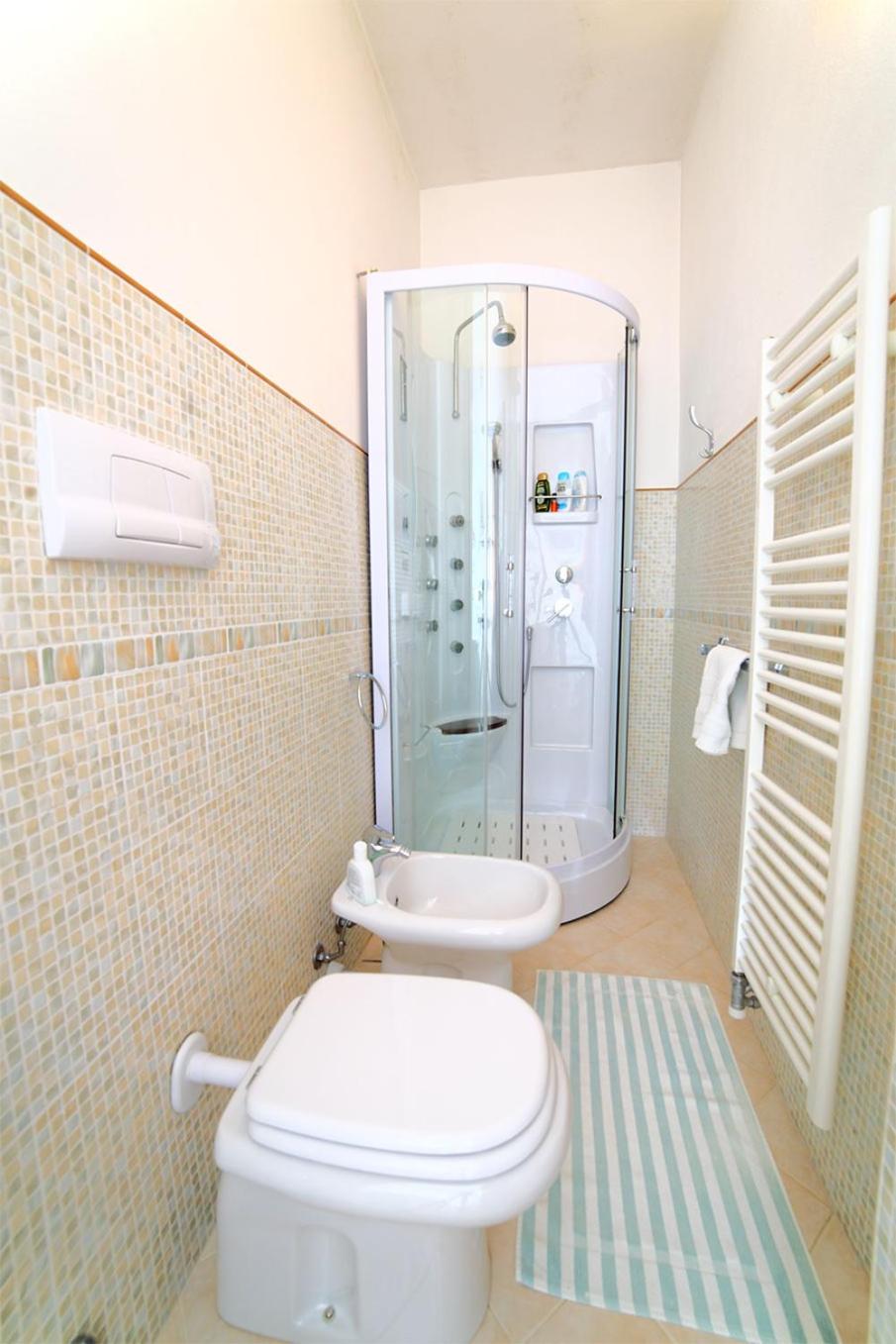Double Room with Private Bathroom - Photo 3