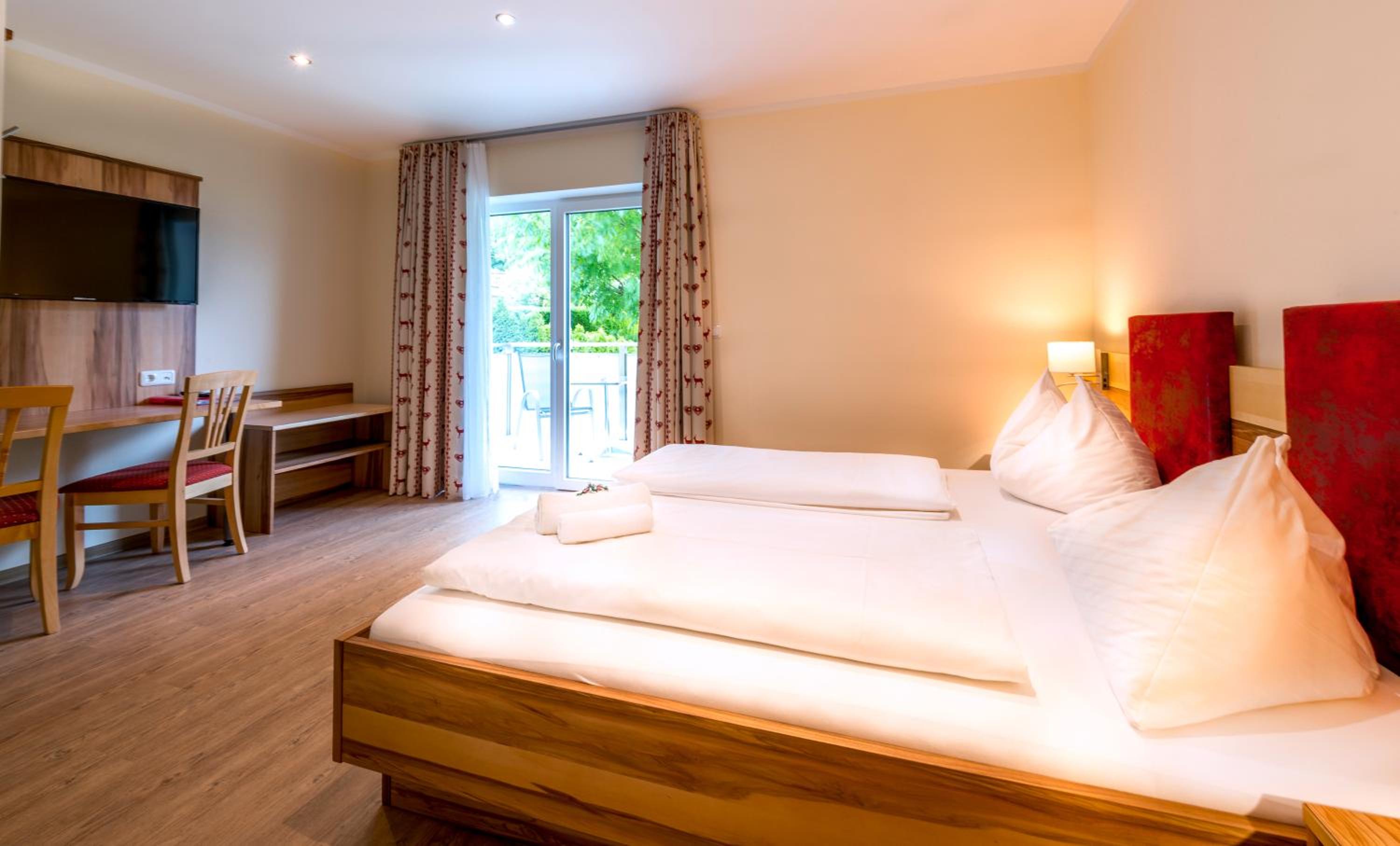 Deluxe Double Room with Balcony & Lake View