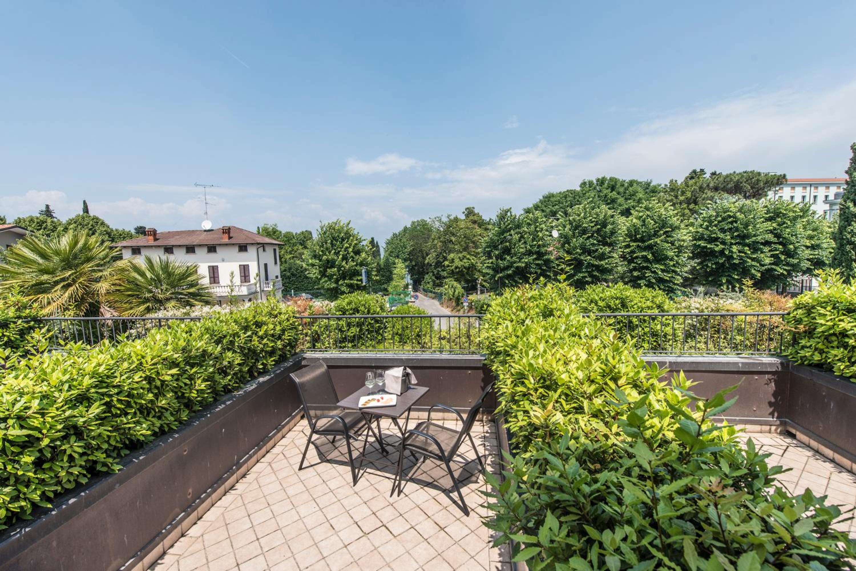 Double Room with Balcony - Photo 9
