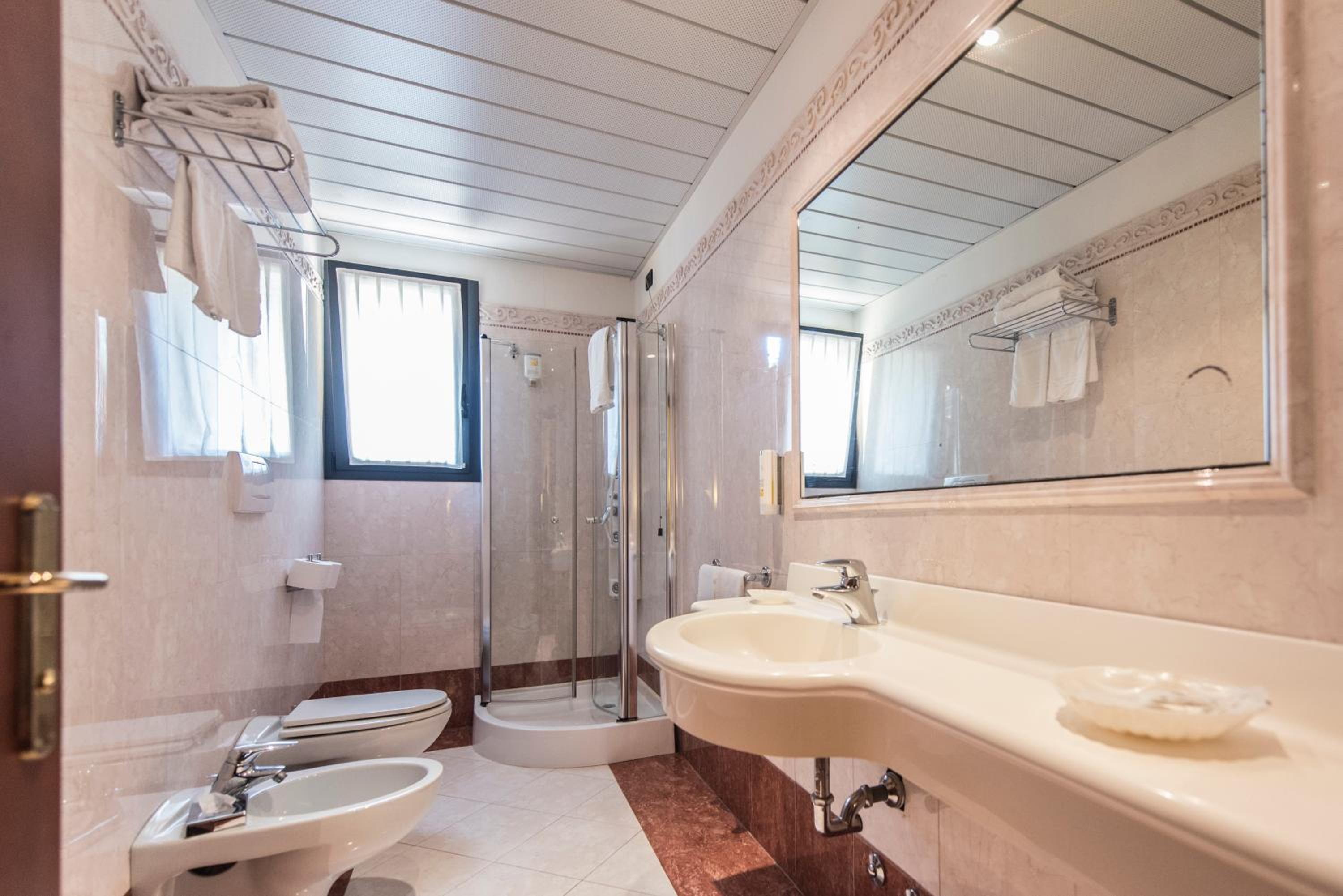 Double Room with Balcony - Photo 11
