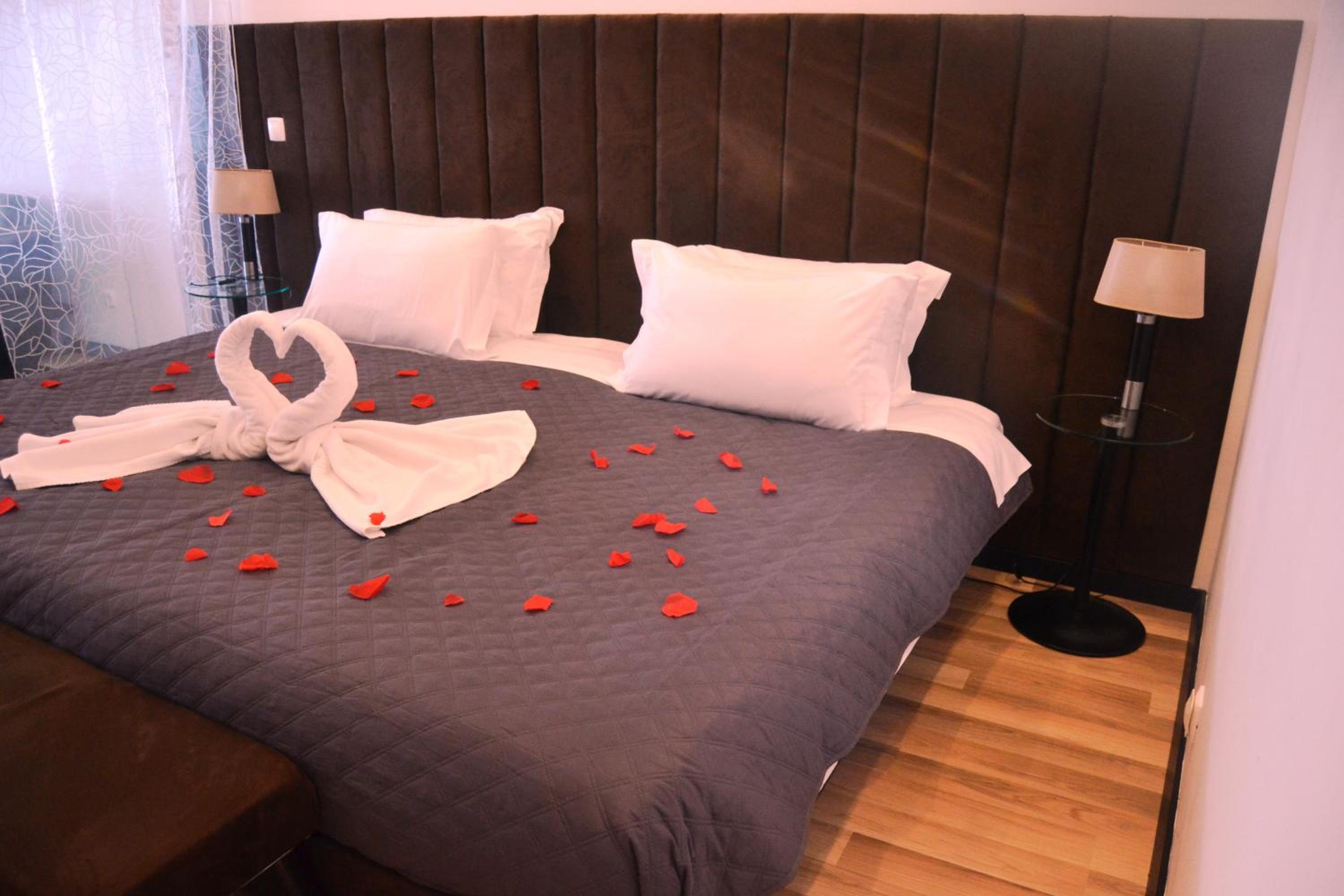 Deluxe Suite with Spa Bath photo 2