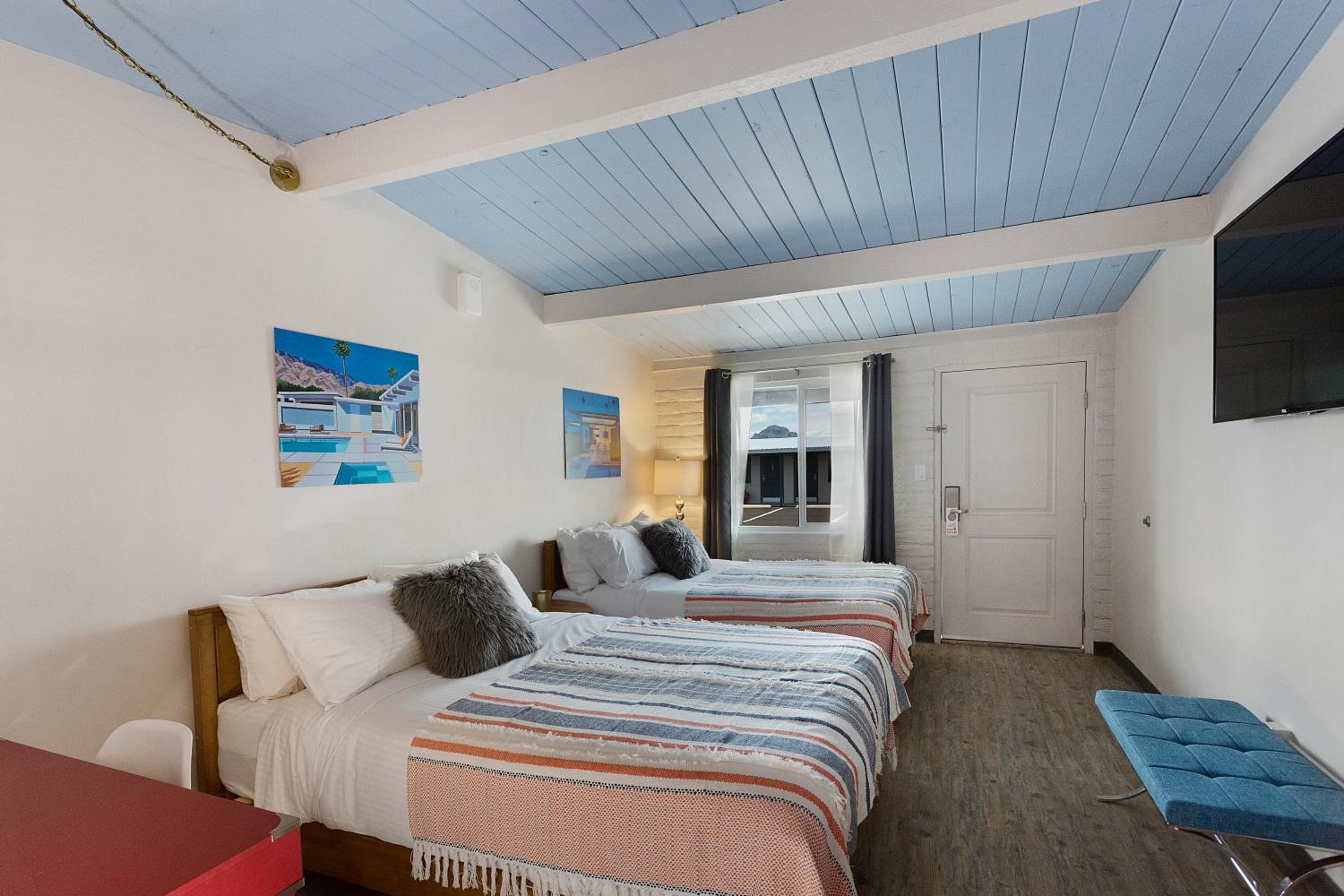 Queen Room with Two Queen Beds - Photo 3