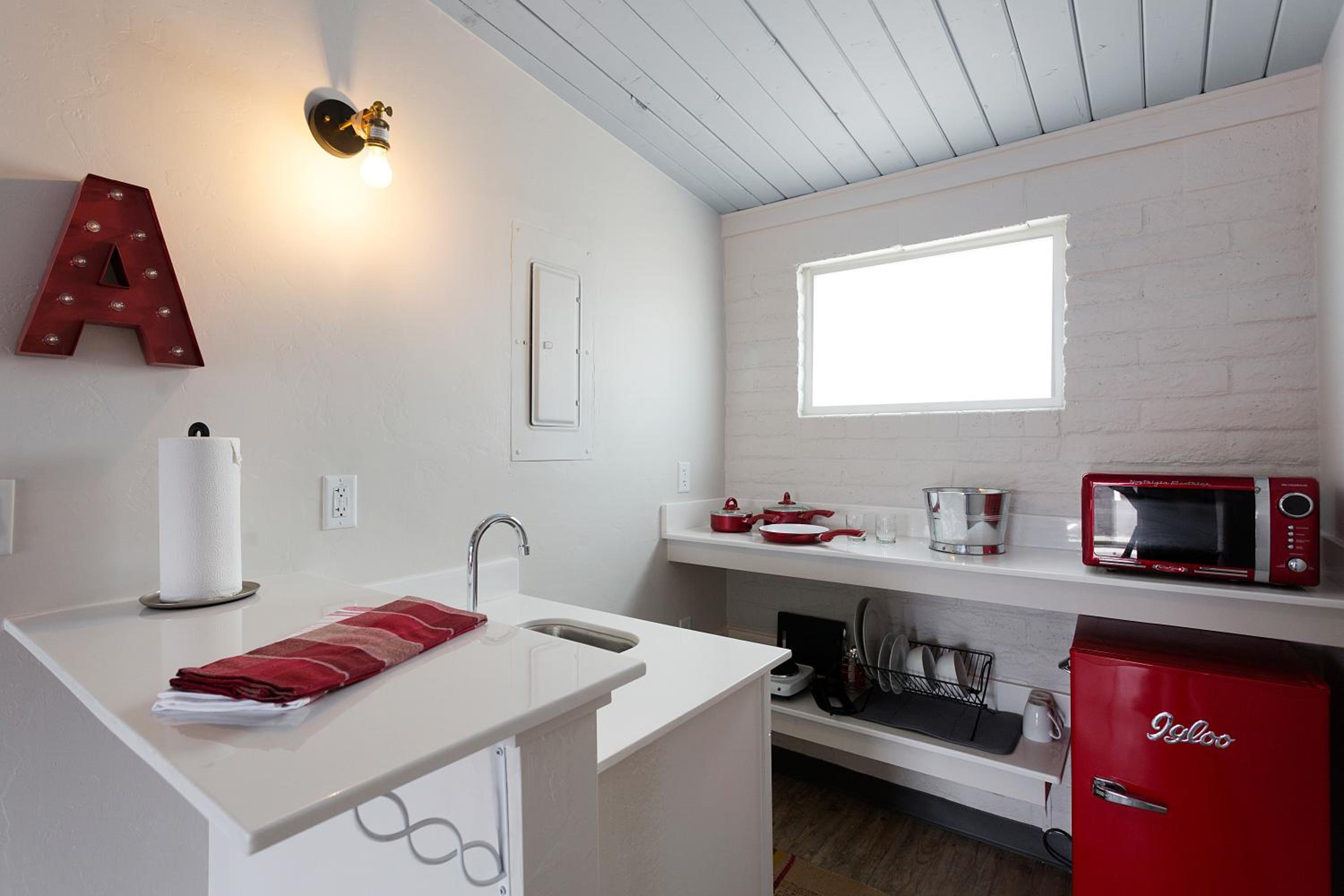 Deluxe King Room - Photo 5