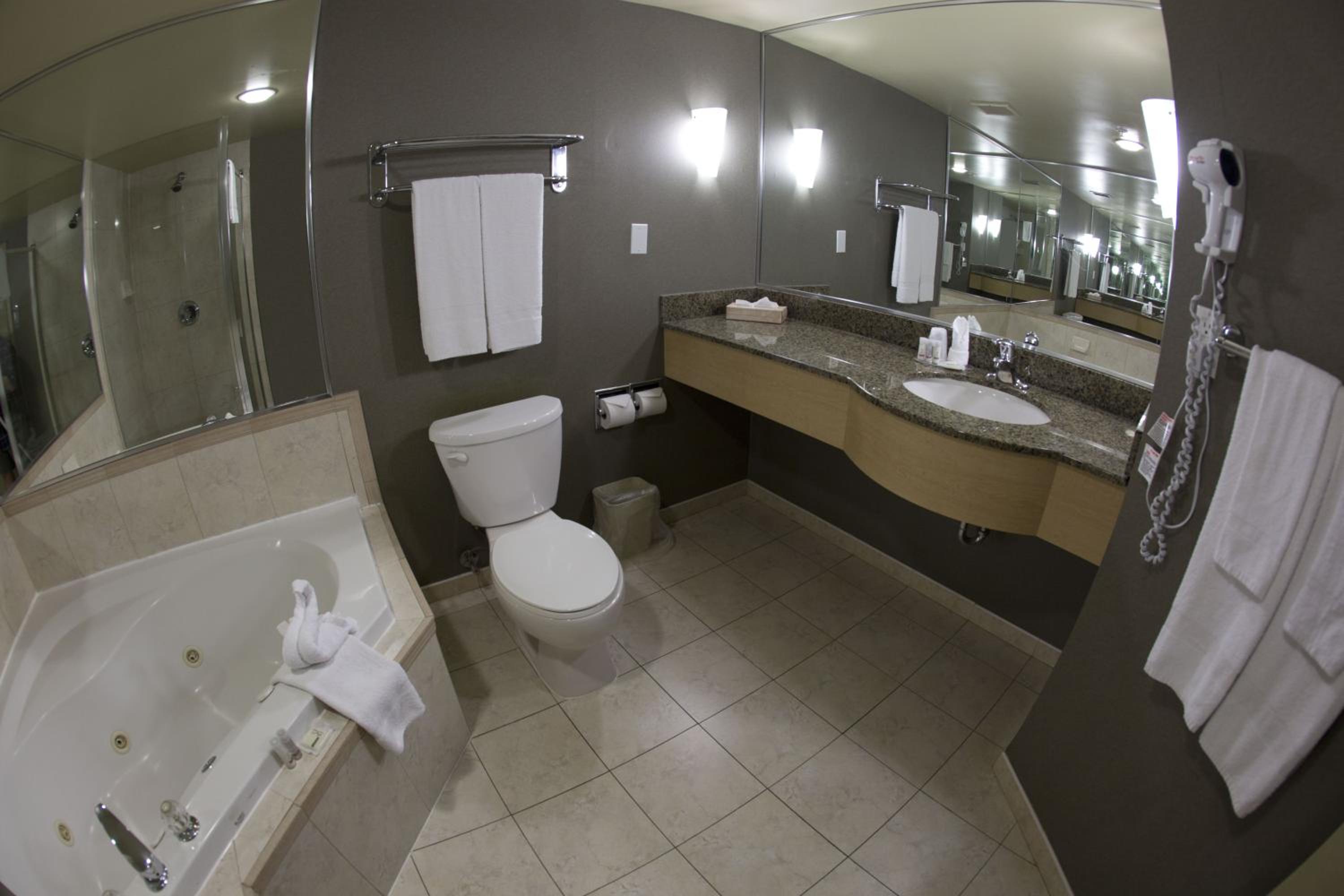 Tower King Jacuzzi Suite - Photo 4