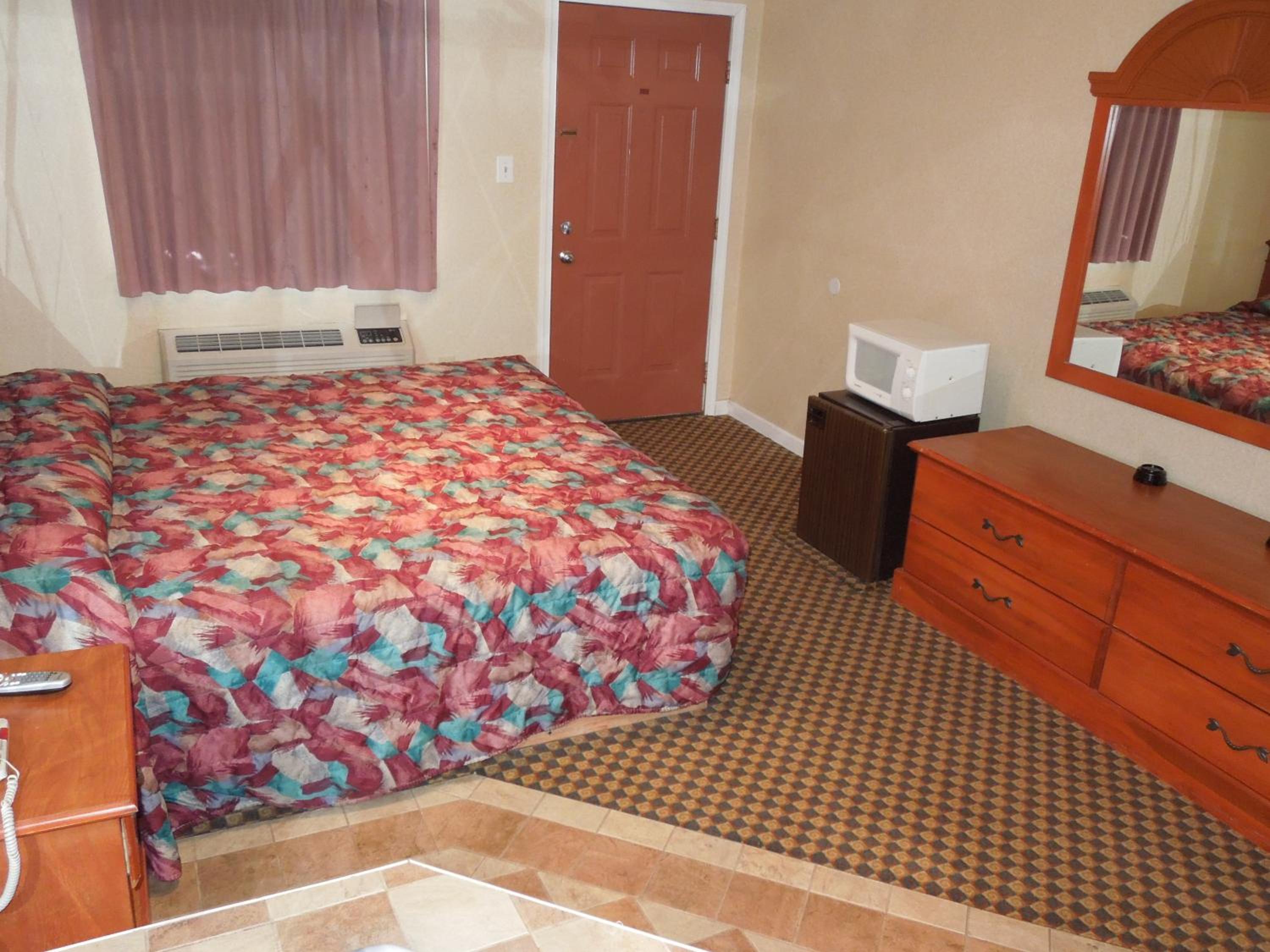King Room with Hot Tub - Photo 4