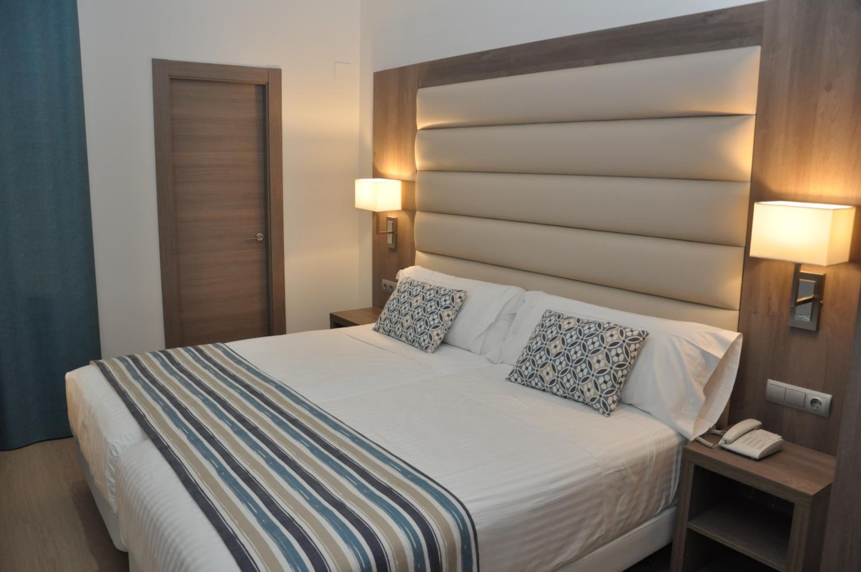 Standard Twin Room - Photo 18