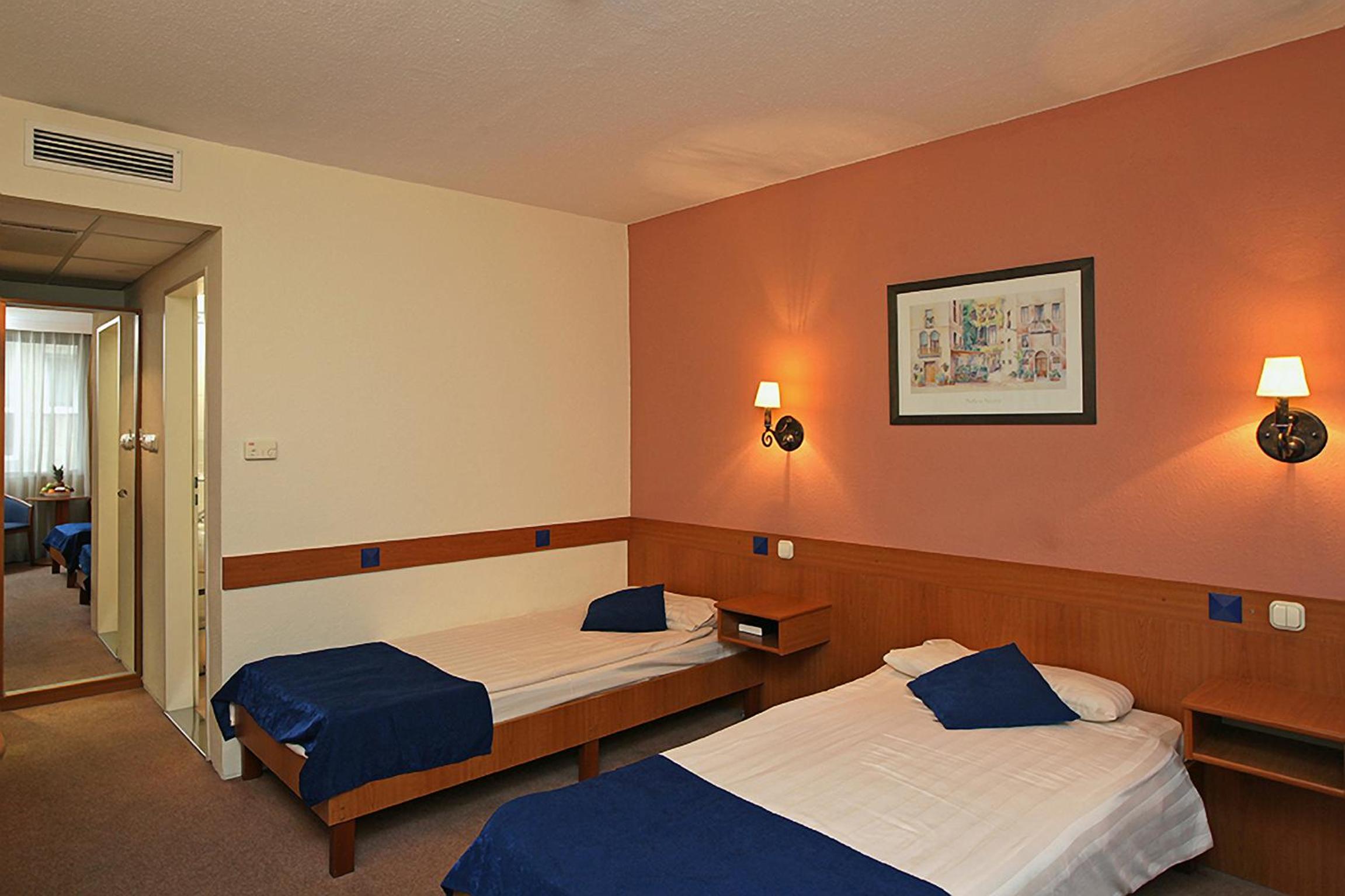 Standard Twin Room - Photo 1