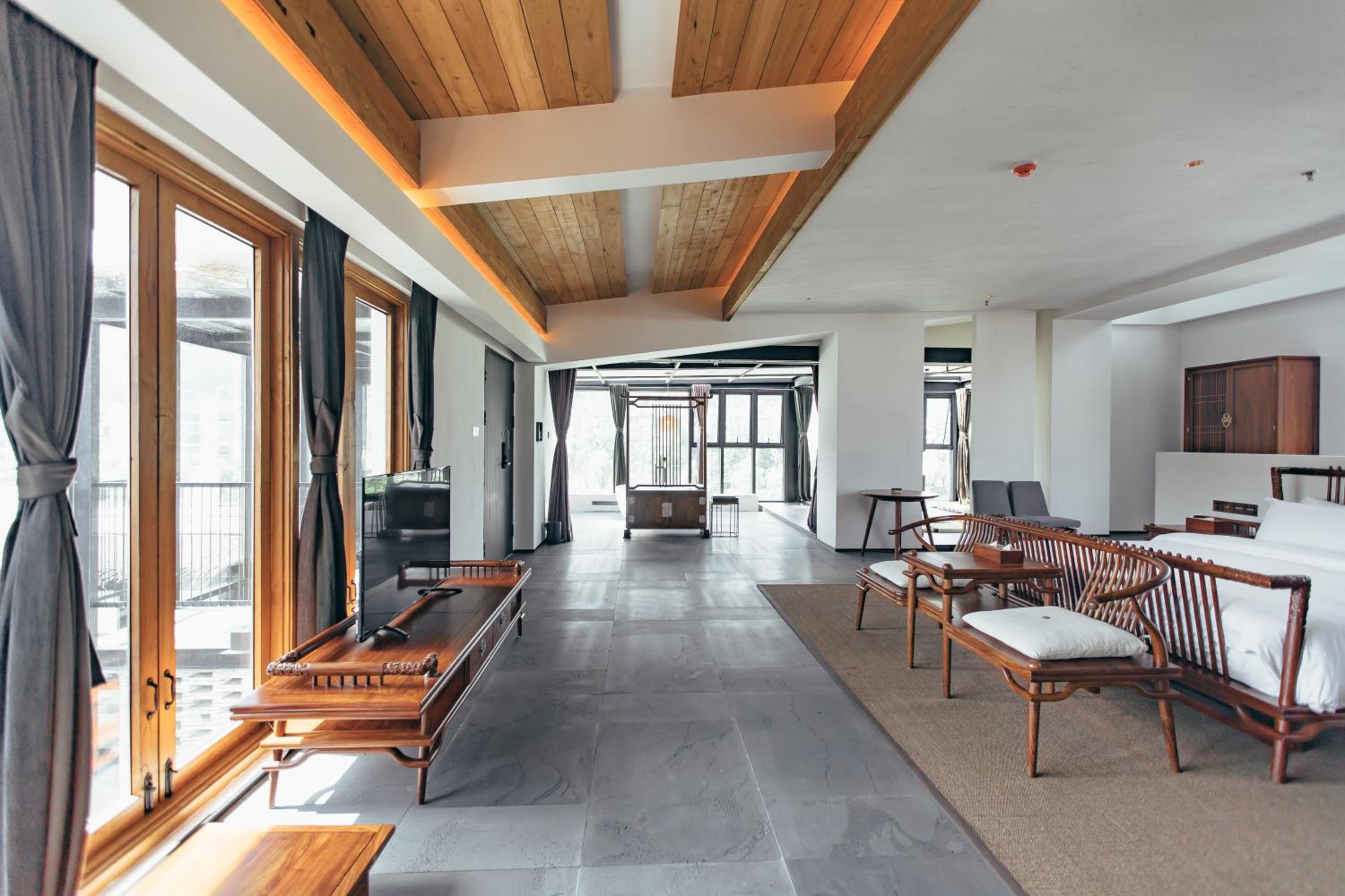 Deluxe King Room - Chengguan photo 2