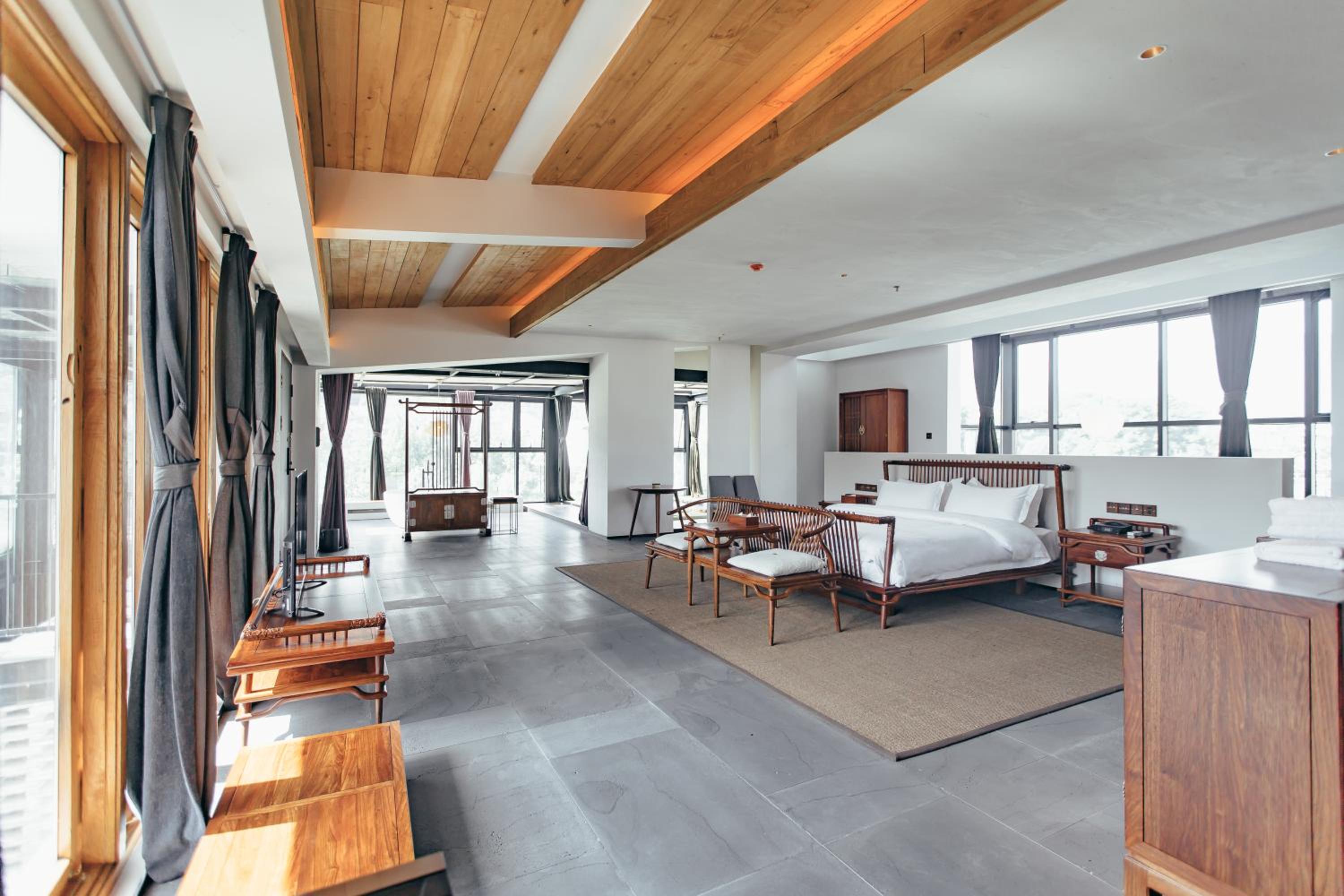 Deluxe King Room - Chengguan photo 3