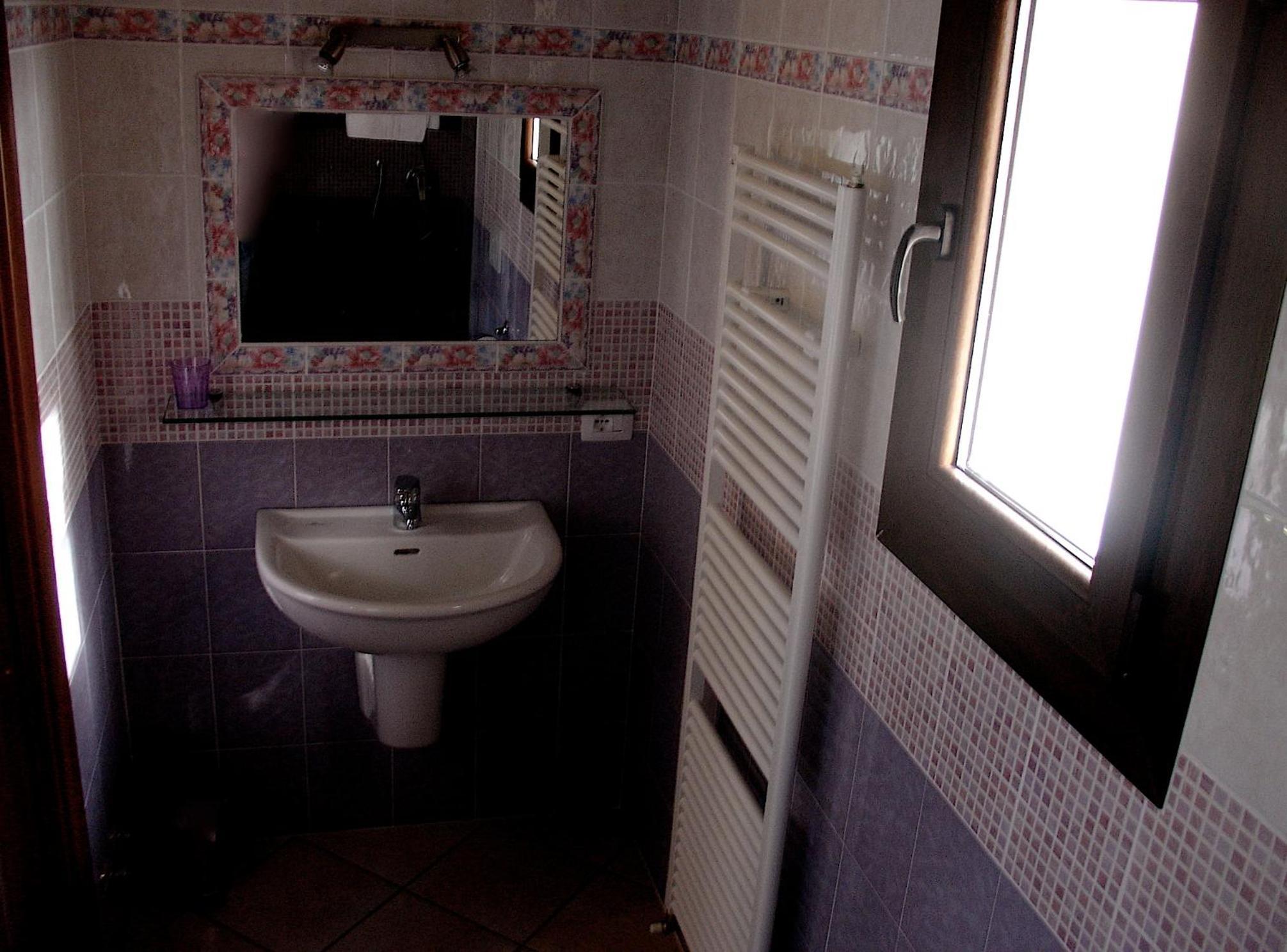 Double Room - Photo 8