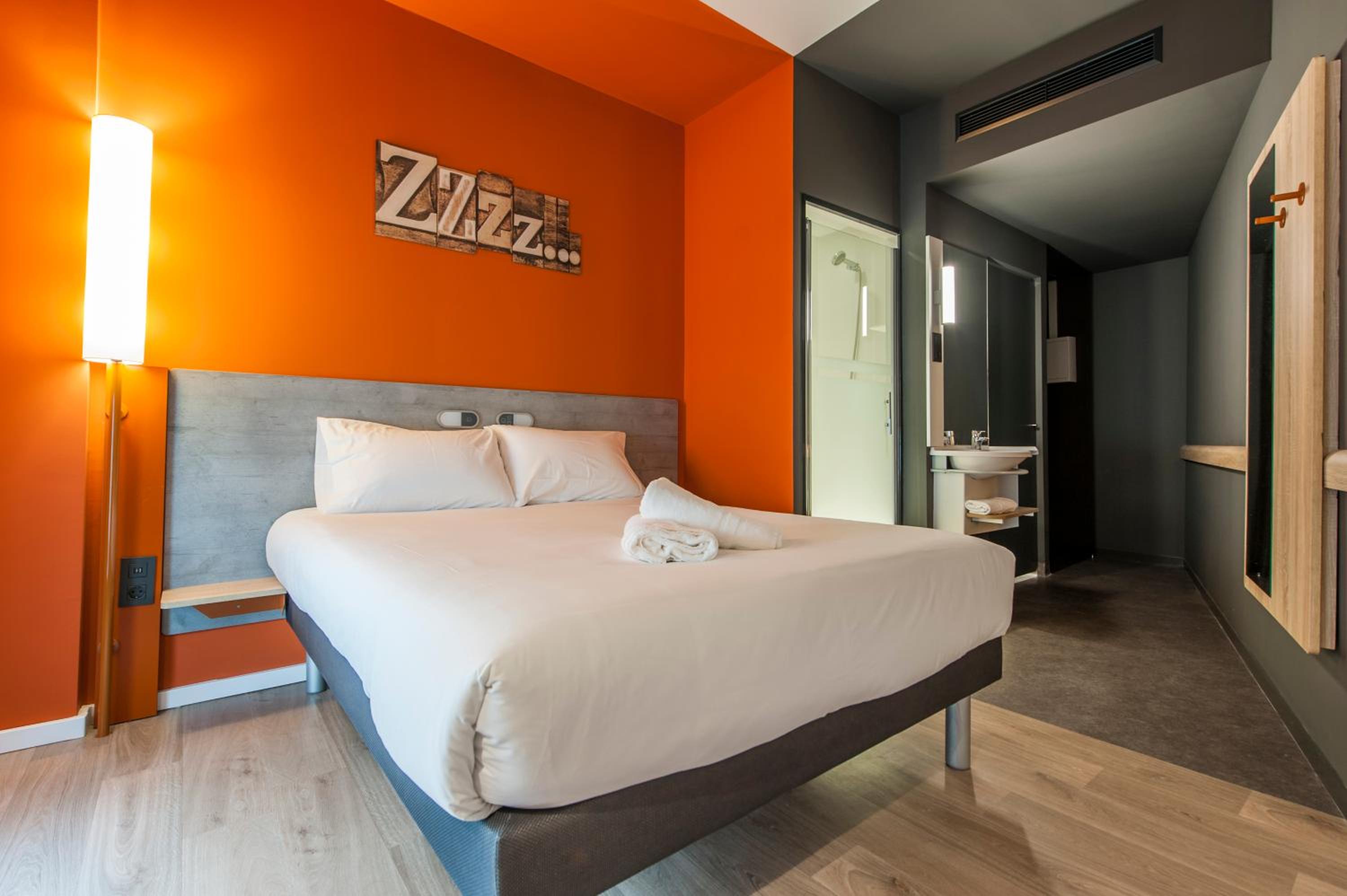 Standard One Double Bed - Photo 7