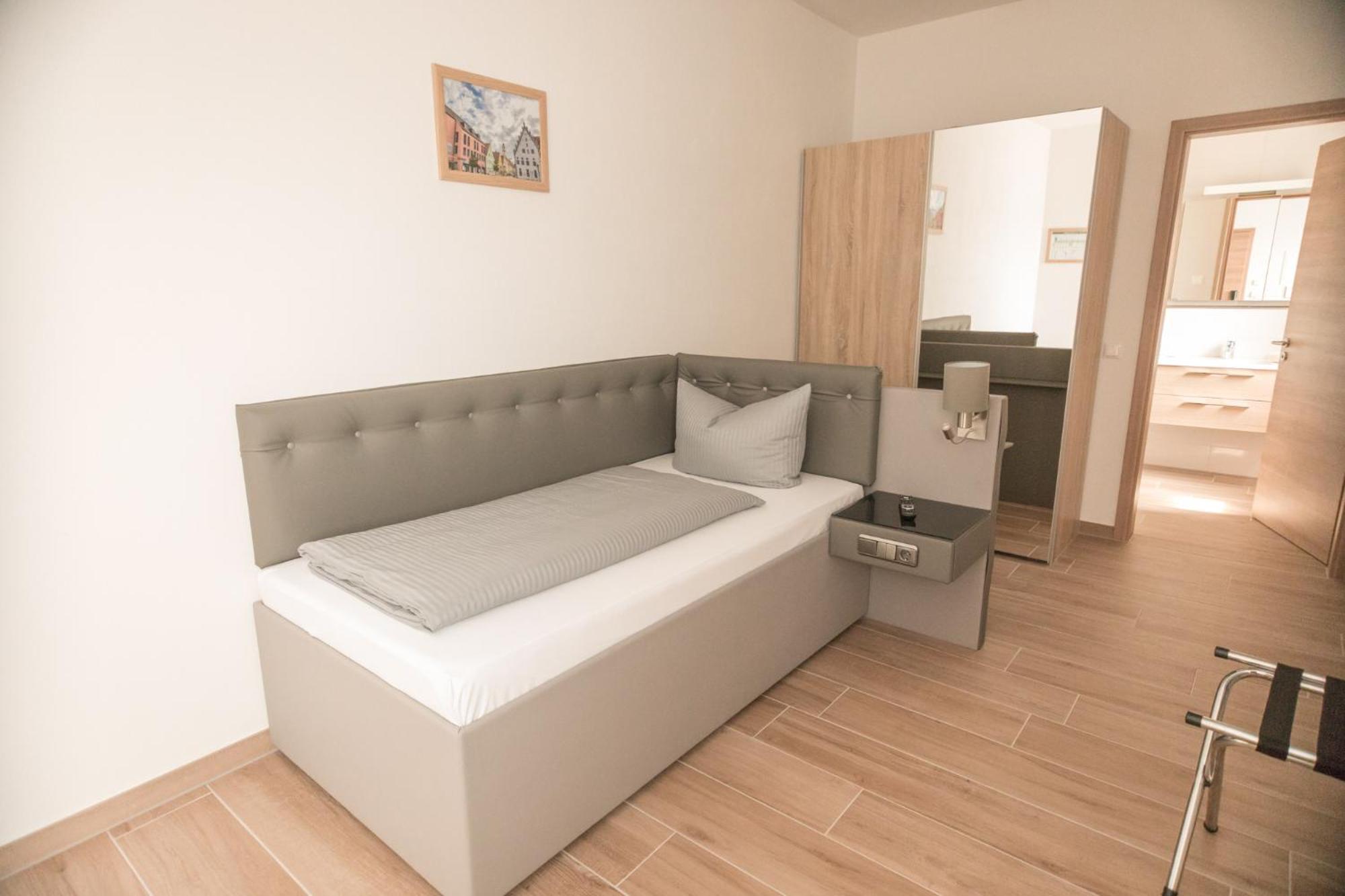 Single Room with Bathroom photo 3