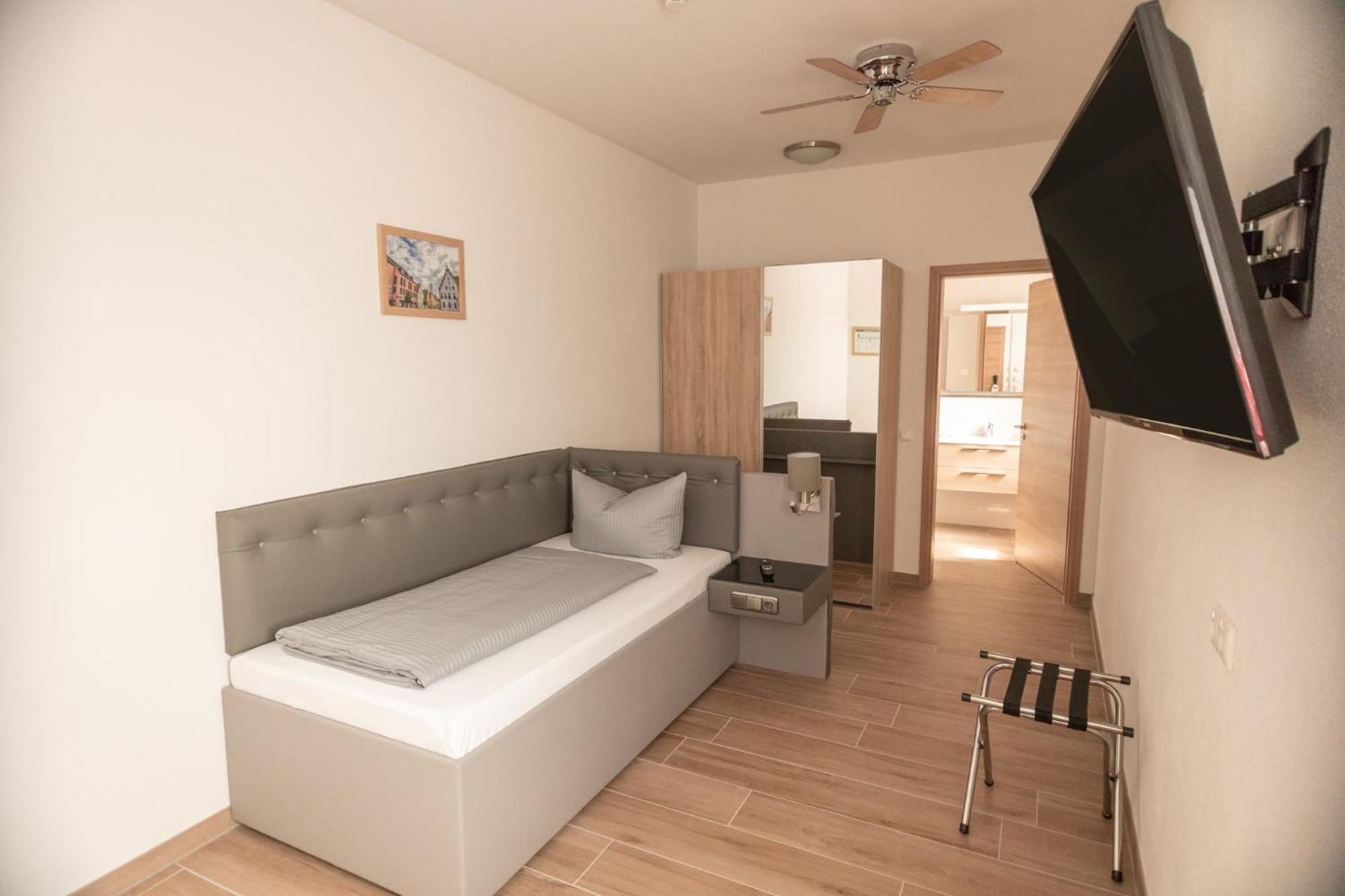 Single Room with Bathroom photo 1