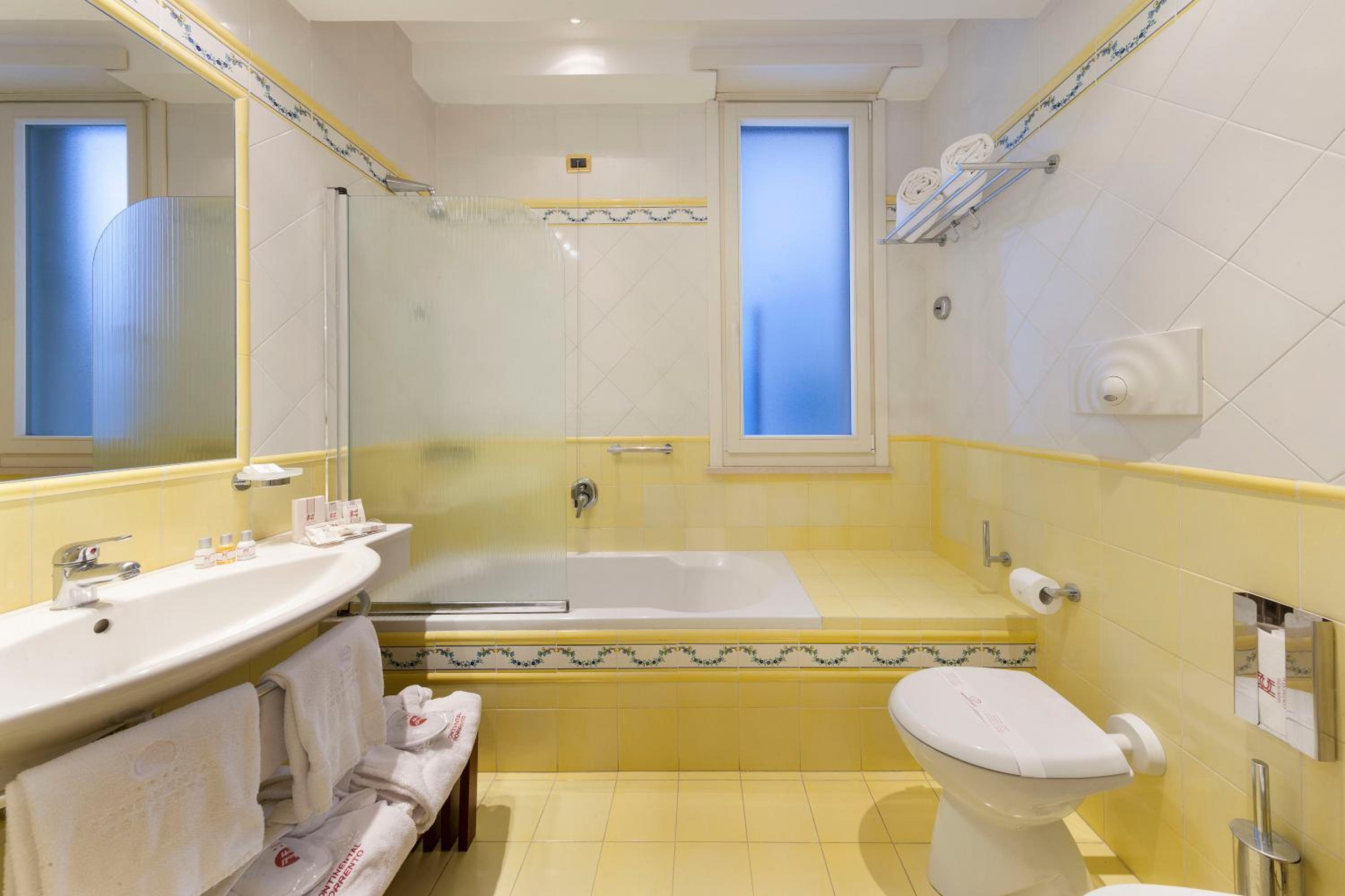 Double or Twin Room with Sea View - Photo 5