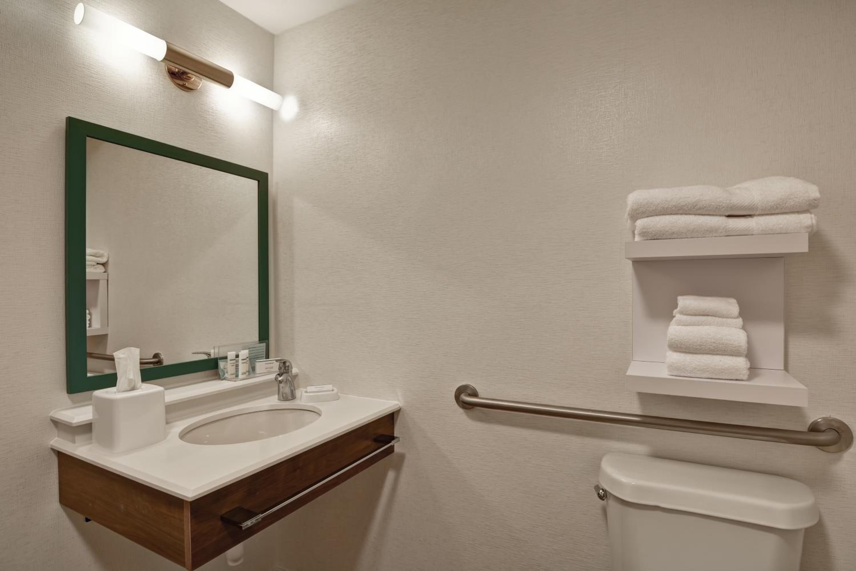 Queen Room - Hearing Access Non Smoking - Photo 9