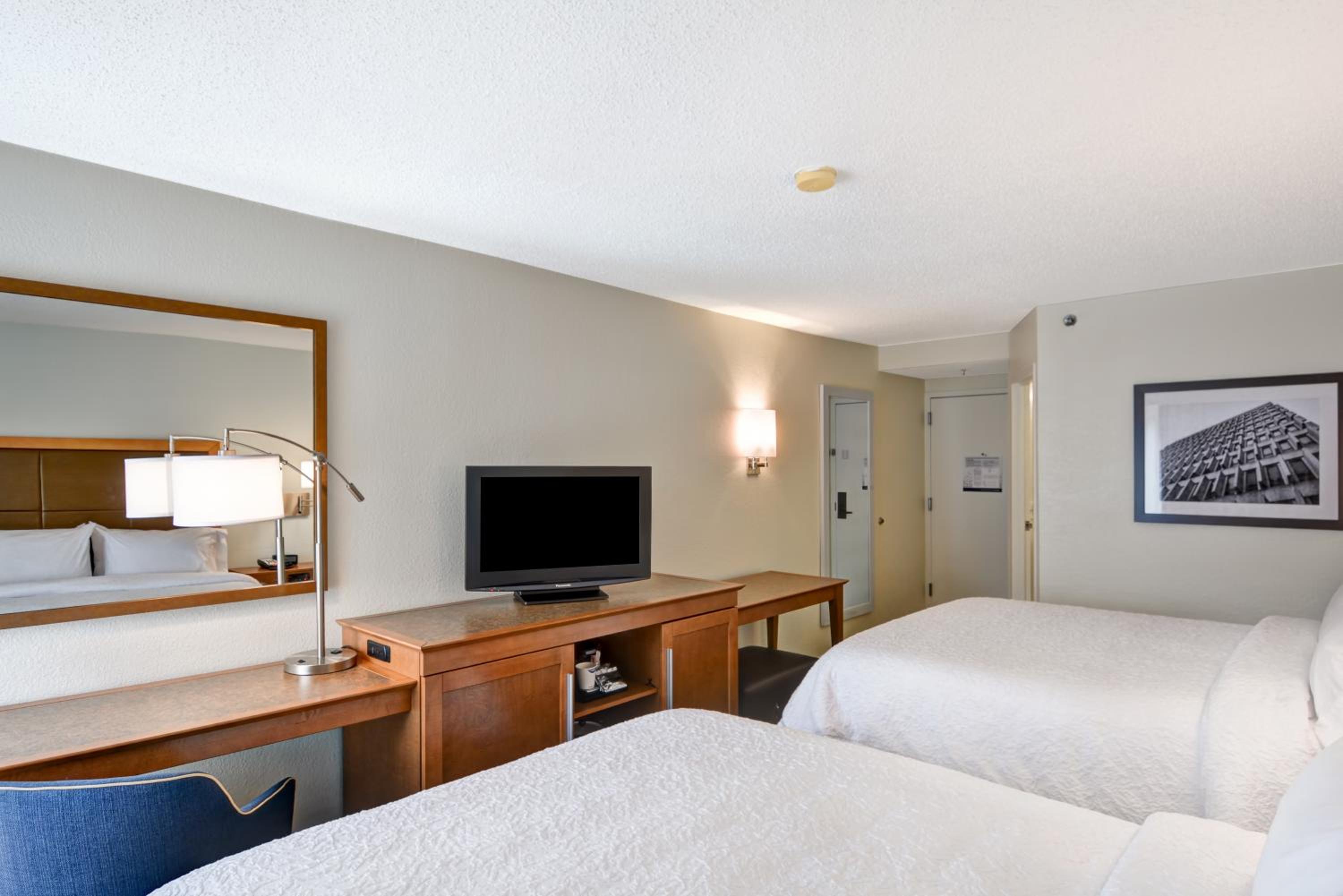 Room with Two Queen Beds - Non-Smoking - Photo 7