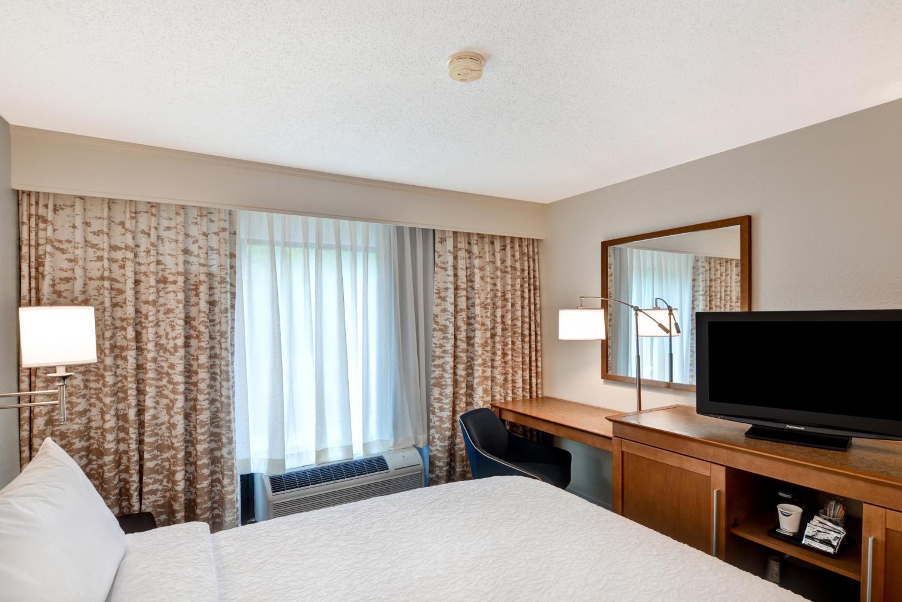 Queen Room - Non-Smoking - Photo 4